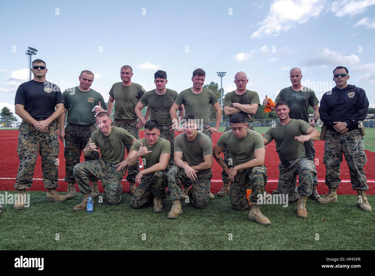 Marines mit speziellen Zweck Marine Air-Ground Task Force Krise Antwort-Afrika, Pose für ein Gruppenfoto nach OC ausgesetzt Sprühen in nicht-tödliche Ausbildung bei Naval Air Station Sigonella, Italien, 2. November 2016. Marines absolvierte eine einwöchige nichttödliche, welche überdachte Taser Training, OC Belichtung und Riot Teamtaktik steuern.  (U.S. Marine Corps Foto von CPL. Alexander Mitchell/freigegeben) Keine Schmerzen, keine zu gewinnen, Marines absolvieren nicht-tödliche in Italien 161102-M-ML847-552 Stockfoto
