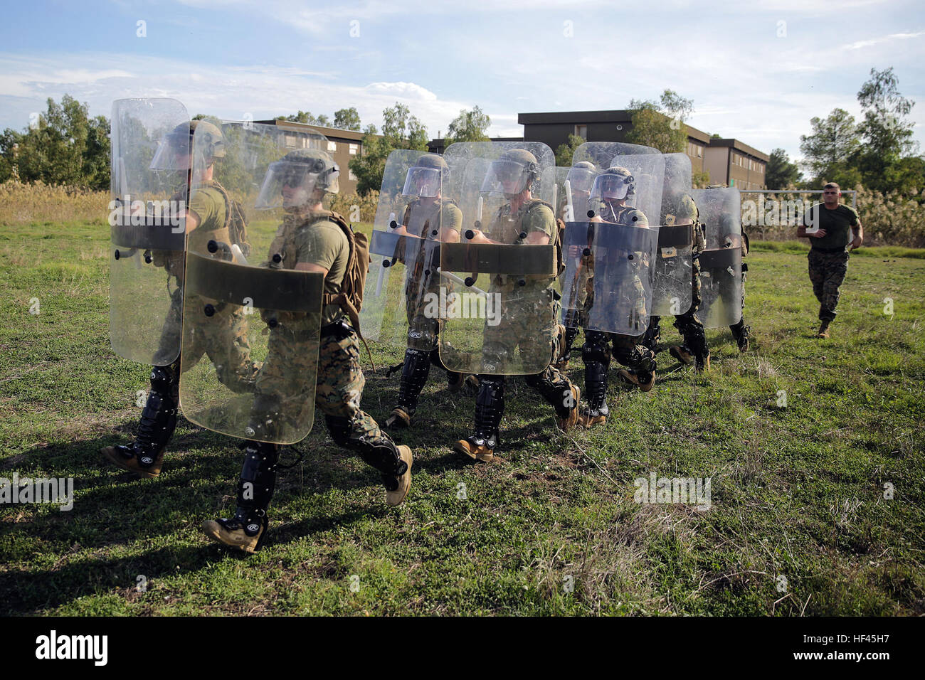 Marines mit speziellen Zweck Marine Air-Ground Task Force Krise Antwort-Afrika, ausgeführt in einer Spalte mit Riot Shields in nicht-tödliche Ausbildung bei Naval Air Station Sigonella, Italien, 3. November 2016. Marines absolvierte eine einwöchige nichttödliche, welche überdachte Taser Training, OC Belichtung und Riot Teamtaktik steuern.  (U.S. Marine Corps Foto von CPL. Alexander Mitchell/freigegeben) Keine Schmerzen, keine zu gewinnen, Marines absolvieren nicht-tödliche in Italien 161103-M-ML847-234 Stockfoto