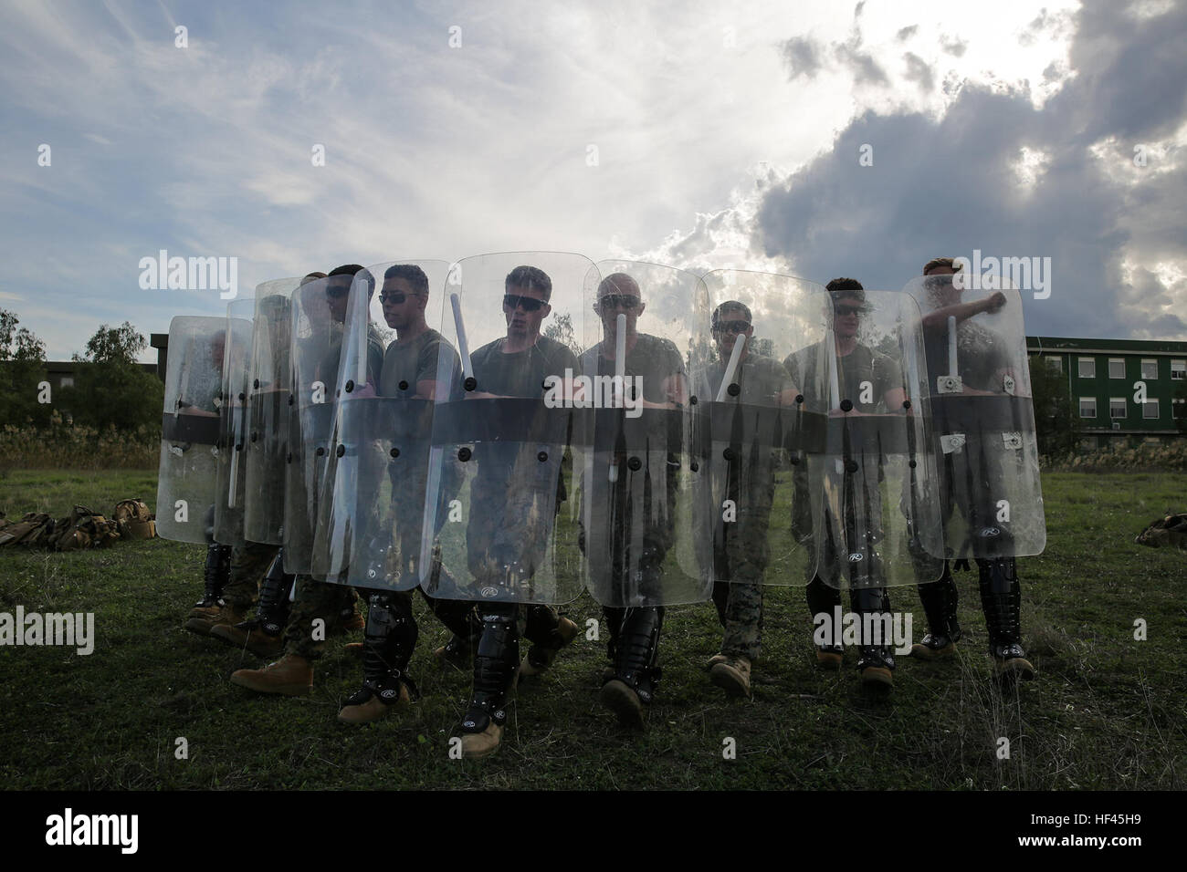 Marines mit speziellen Zweck Marine Air-Ground Task Force Krise Antwort-Afrika führen eine Keil-Formation mit Riot Shields in nicht-tödliche Ausbildung bei Naval Air Station Sigonella, Italien, 3. November 2016. Marines absolvierte eine einwöchige nichttödliche, welche überdachte Taser Training, OC Belichtung und Riot Teamtaktik steuern.  (U.S. Marine Corps Foto von CPL. Alexander Mitchell/freigegeben) Keine Schmerzen, keine zu gewinnen, Marines absolvieren nicht-tödliche in Italien 161103-M-ML847-446 Stockfoto