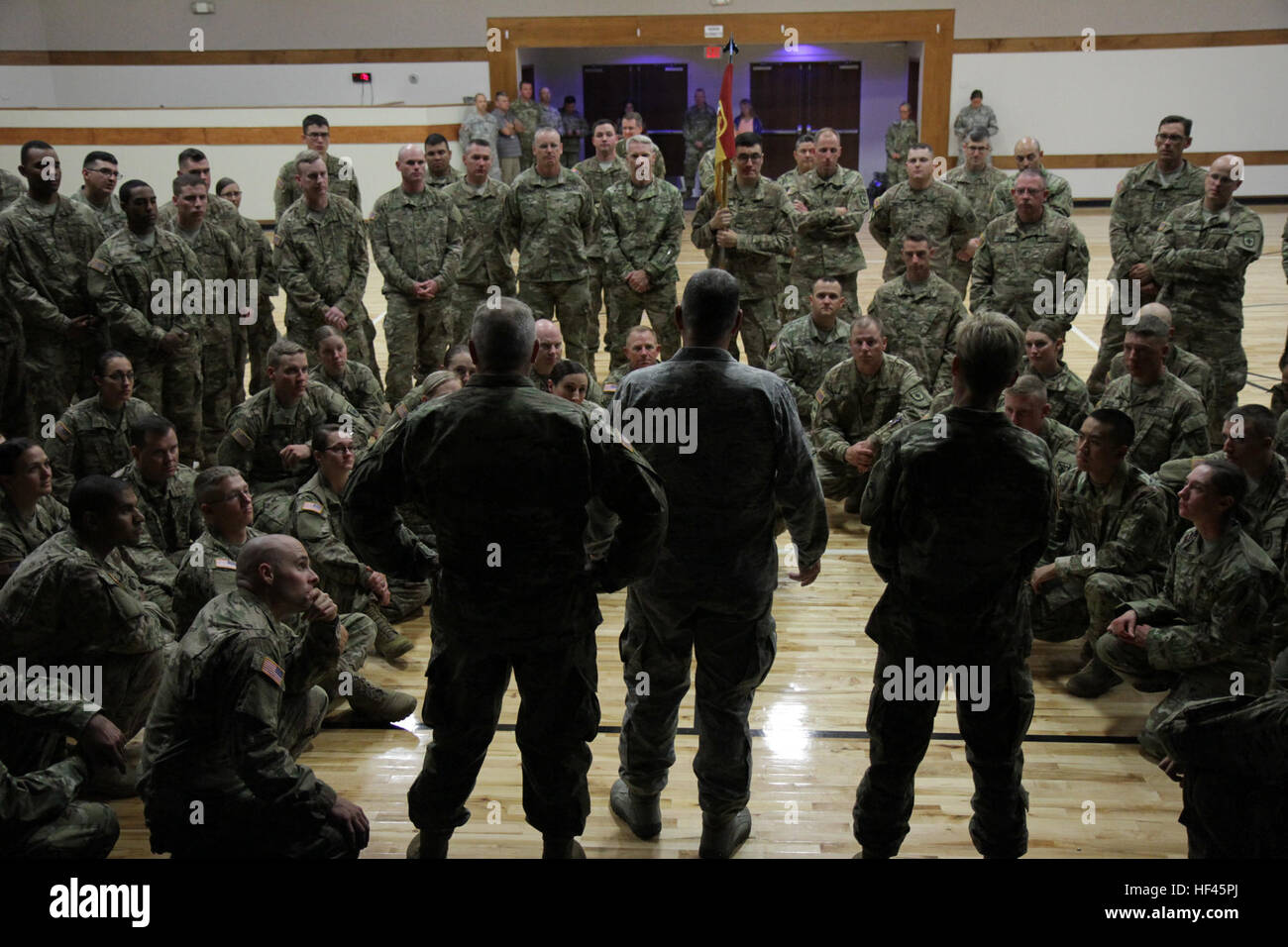 (Von links nach rechts) Colorado National Guard stellvertretender Adjutant General Armee Major General Donald Laucirica, Colorado National Guard Adjutant General Generalmajor H. Michael Edwards und Colorado Army National Guard Land Komponente Commander Major General Laura Clellan Adresse Mitglieder der 169. Feldartillerie Brigade im Südosten Christian Church in Parker, Colorado, 10. November 2016. Etwa 100 Soldaten aus der 169. FAB und Ziel Aquisition Zug werden im Ausland seit fast einem Jahr Theater Sicherheitszusammenarbeit ausführen bereitstellen. (US Army National Guard Foto von Sgt. Ray Casares / veröffentlicht) 169. Fiel Stockfoto