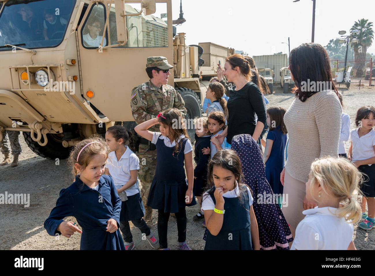 Studenten und Dozenten von Emek hebräische Akademie Teichman Thora Familienzentrum in Sherman Oaks, Kalifornien, sprechen für einen Soldaten vom 270th Military Police Company, 49. Military Police Brigade, Kalifornien Army National Guard, vor Beginn des wachsam Guard 17 an die Federal Emergency Management Agency (FEMA) Kalifornien Task Force 1, Los Angeles. "Eines der Dinge, Kühler war, einige der Weibchen kam auf mich zu Fragen,"Nun, warum wir nicht in der Armee dürfen?" Tja, was? Ich habe tatsächlich einige weibliche Soldaten, die erfolgreich gewesen, wer bereitgestellt haben,"erklärte 1st Lt. Brian Frizzle, 270t Stockfoto