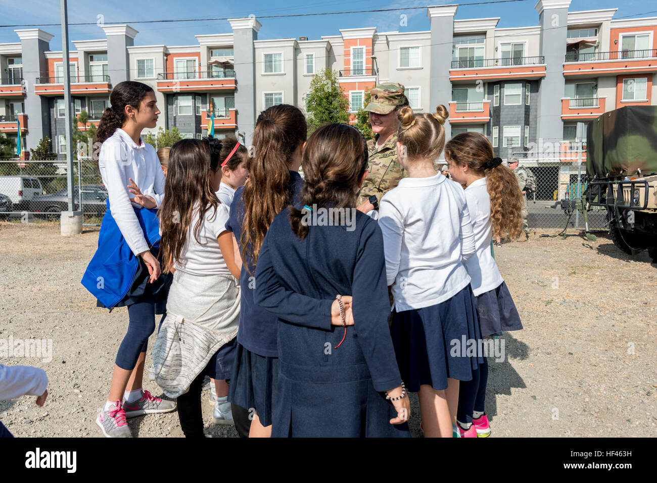 Studenten und Dozenten von Emek hebräische Akademie Teichman Thora Familienzentrum in Sherman Oaks, Kalifornien, sprechen für einen Soldaten vom 270th Military Police Company, 49. Military Police Brigade, Kalifornien Army National Guard, vor Beginn des wachsam Guard 17 an die Federal Emergency Management Agency (FEMA) Kalifornien Task Force 1, Los Angeles. "Eines der Dinge, Kühler war, einige der Weibchen kam auf mich zu Fragen,"Nun, warum wir nicht in der Armee dürfen?" Tja, was? Ich habe tatsächlich einige weibliche Soldaten, die erfolgreich gewesen, wer bereitgestellt haben,"erklärte 1st Lt. Brian Frizzle, 270t Stockfoto