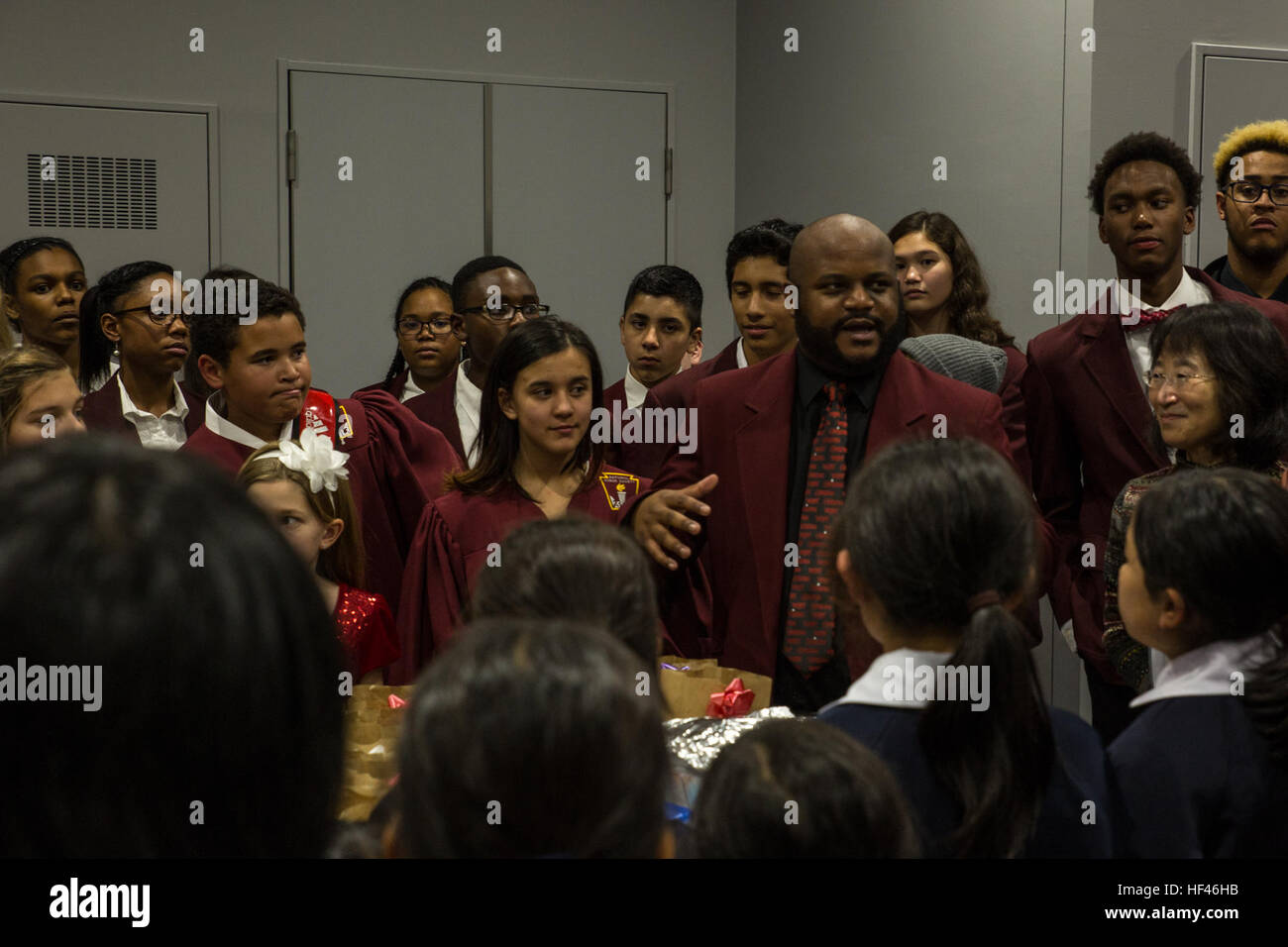 Allen Strawbridge, Musikdirektor an Matthew C. Perry High School, danke für die Teilnahme an den jährlichen Urlaub Festkonzert in der Sakura Assembly Hall in der Marine Corps Air Station Iwakuni, Japan, 7. Dezember 2016 japanische Gäste. Das Konzert präsentiert verschiedene Musikgruppen aus M.C. Perry und base Bewohner, Studenten und Mitarbeiter von Suo-Oshima städtische Grundschule, Waki Junior High School und Otake kommunale Ogata Junior High School zusammengebracht. Beim Konzert Finale Interpreten und japanische Gäste auf der Bühne versammelt und ermutigt das Publikum zum Mitsingen zu "White Christmas" Stockfoto
