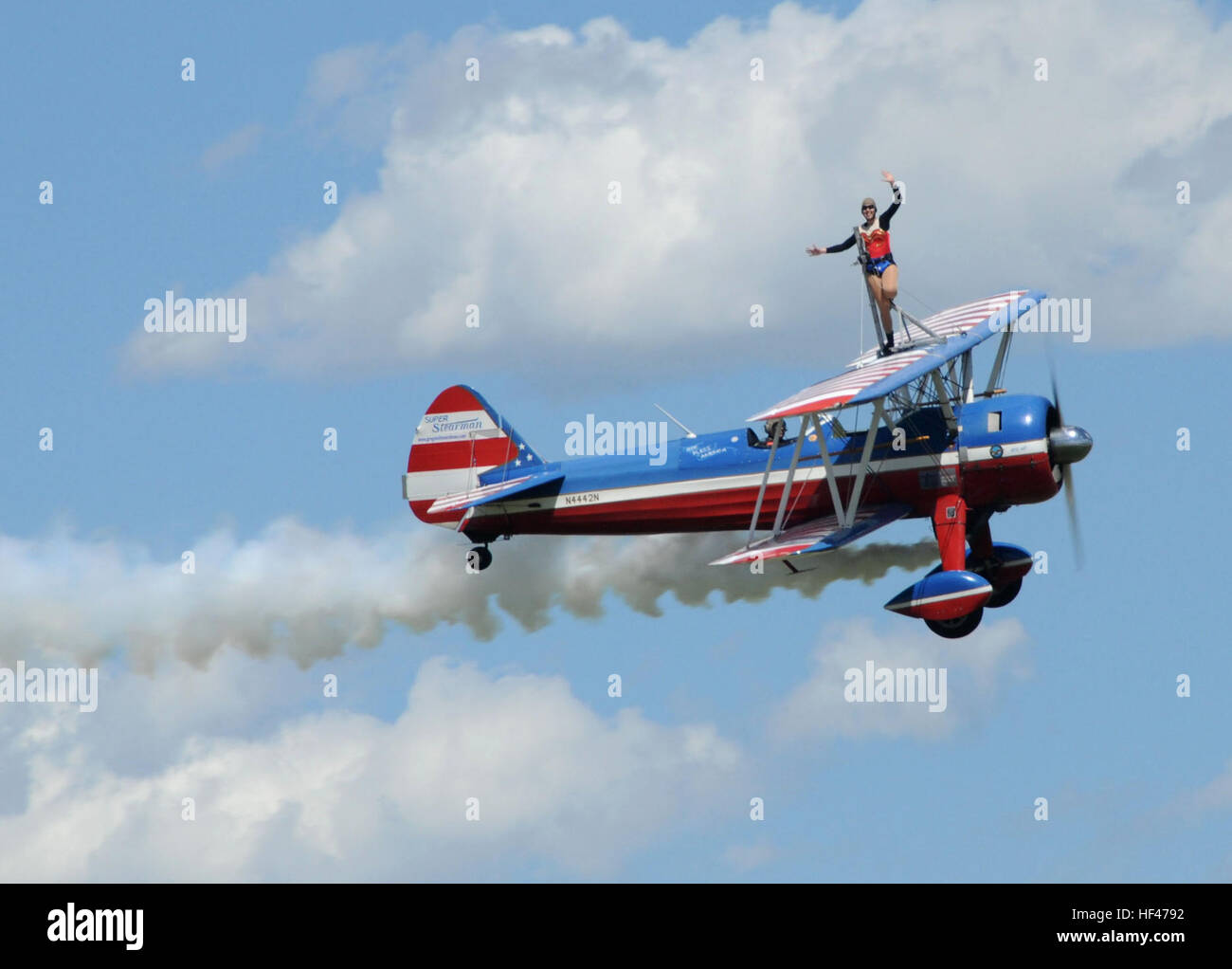 ALTUS AIR FORCE BASE, Okla,--"Wing Walker" Ashley Schlachten Wellen auf die Stearman, pilotiert von Greg Shelton während der Altus AFB Wings of Freedom Open House und Air Show Mai 2. Ashley und Greg sind zwei der vielen zivilen Luft-Darsteller, die das Publikum während der Show unterhalten.  (Foto der US Air Force / Senior Airman Cherice Bryant / Release 97th Luft-Mobilität Flügel-Public Affairs) Flickr - DVIDSHUB - Flugschau Stockfoto