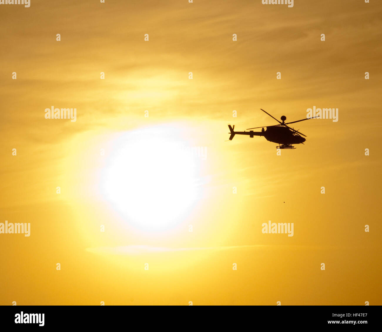 Ein OH - 58D Kiowa Warrior-Hubschrauber mit Task Force Saber, Combat Aviation Brigade, 1st Infantry Division, fliegt vorbei an die untergehende Sonne draußen Al Asad Air Base, Irak, 21. Mai 2010. Der Hubschrauber war die Teilnahme an Partnern betriebene Heißausbildung Antenne-Boden Integration zwischen der 82nd Airborne Division und der 7. Division der irakischen Armee. (Foto: US-Armee Sgt. Michael J. MacLeod, 1/82 AAB, USD-C) Flickr - DVIDSHUB - einen Kiowa-Sonnenuntergang Stockfoto