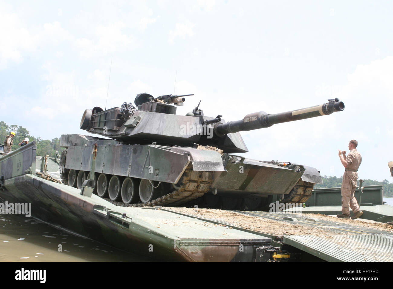 Ein M1 Abrams Kampfpanzer aus Alpha Company, 2nd Tank Battalion, 2. Marine-Division wurde mit dem Floß von Bridge Company, 8. Engineer Support Battalion, 2. Marine Logistics Group, über New River 4.Juni an Bord Camp Lejeune geschleppt. Die Übung angeboten die Marines eine Lebenserfahrung und schwebte die Tanks auf SR-10, der einzige Bereich für die Verwendung des Einsatzes der 120 mm Kanone für ihre halbjährliche Qualifikation sanktioniert. Brücke Co. hält 2. Tanks Training Op flott DVIDS288895 Stockfoto