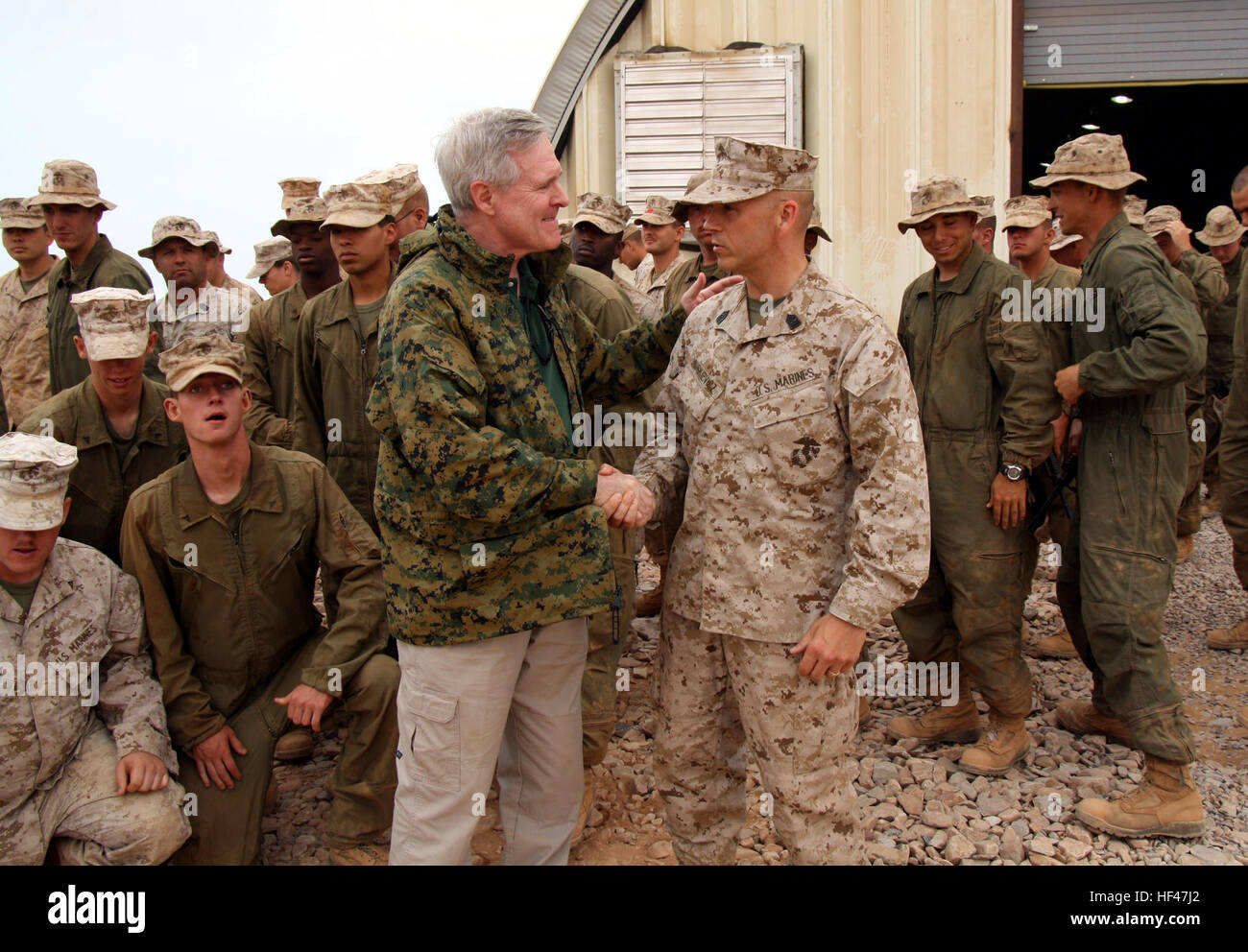 CAP DRAA Trainingsbereich, Marokko – The Honorable Ray Mabus, Sekretär der US Navy, drückt seinen Dank Sgt. Major George Muskivicz, das Hauptquartier Bataillon, 4. Geschäftsbereich Marine Sergeant Major, nach einer Tour durch die Landung-Support-Bereich hier 5. Juni.  Muskivicz ist derzeit als die afrikanischen Löwen Task Force Sergeant-Major während dieser jährlichen gemeinsamen und kombinierte Übung mit der marokkanischen Streitkräfte tätig.  Das diesjährige African Lion umfasst rund 700 Marines und Segler aus Marine Forces Reserve-Einheiten in den Vereinigten Staaten. USMC-100605-M-0493G-086 Stockfoto