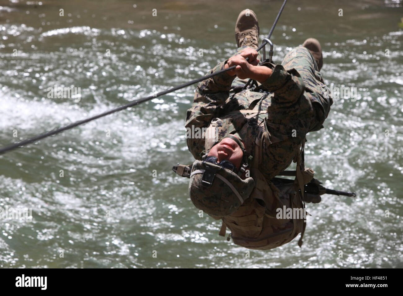 CPL Jacob Bond, Polizei-Sergeant mit Charlie Kompanie, 1. Bataillon, 1. Marineregiment, 1. Marineabteilung, zieht sich über Leavitt Creek in Schlucht überqueren Ausbildung bei Marine Corps Mountain Warfare Training Center Bridgeport im Rahmen der Übung Mountain Warrior 06-10, Juli 13. Die Marines verwendet ein Swiss-Sitzgurt mit einer Anker-Linie zu sichern, die sie verwendet, um den Bach überqueren. 1: 1-Marines beginnen Ausübung Berg Krieger in Bridgeport DVIDS311704 Stockfoto