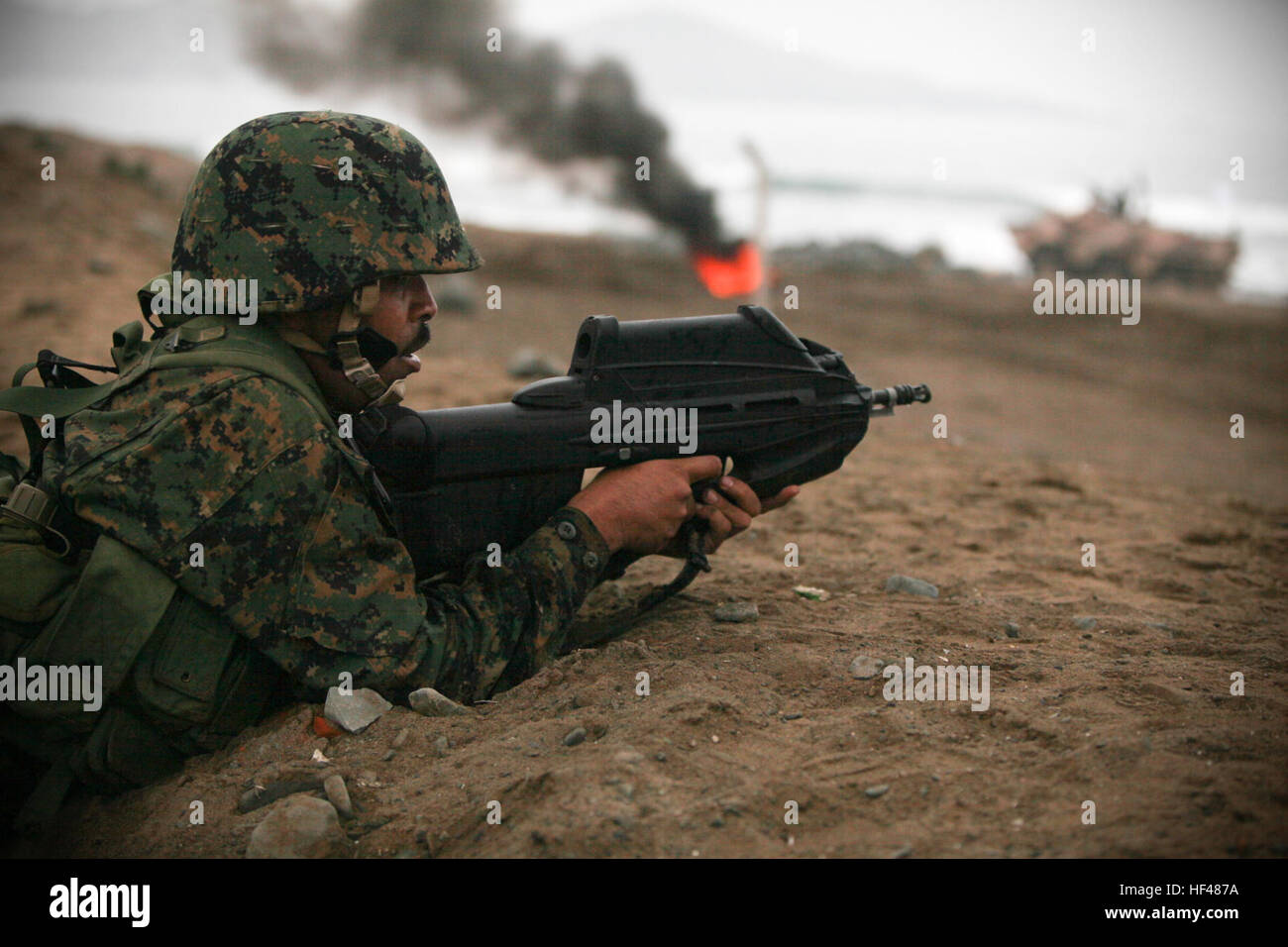 Eine peruanische Marine Angriffe einen Strand mit Service-Mitglieder aus 10 Nationen während einer großen multinationalen amphibische Strand Angriff in Ancón, Peru, 19. Juli 2010. US-Marines wurden zur Unterstützung der Partnerschaft von Amerika/Süd Exchange, eine kombinierte amphibische Übung mit maritimen Kräfte aus Argentinien, Mexiko, Peru, Brasilien, Uruguay und Kolumbien eingesetzt. (Foto: U.S. Marine Corps CPL. Brian J. Slaght/freigegeben) Peruanische Marine-Infanterist Stockfoto