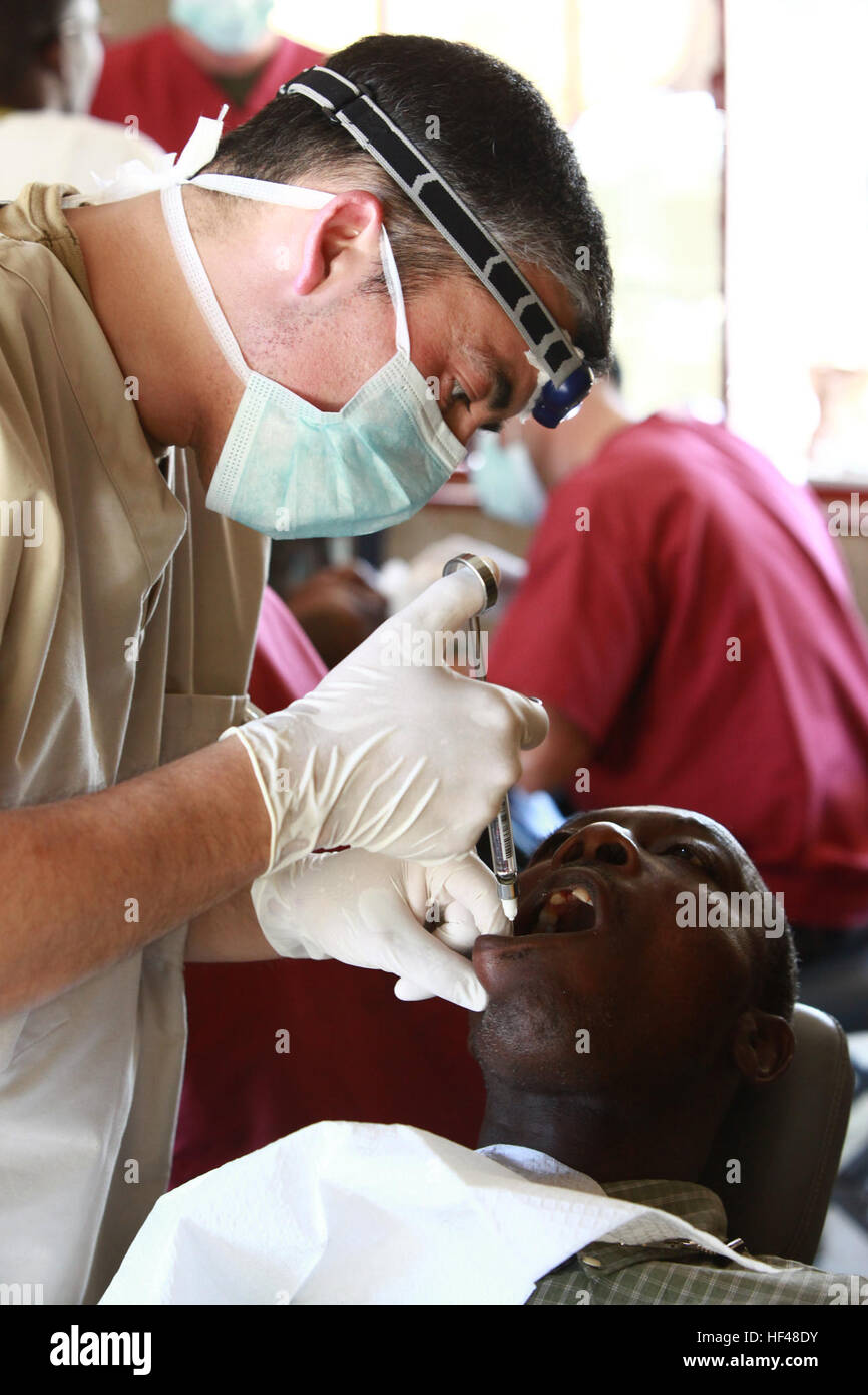 Lt. CMdR Luis Silva, ein Zahnarzt aus Chile, angebracht zum Betrieb weiterhin Versprechen 2010, spritzt Novocain in einem haitianischen Mann an einem medizinischen Standort in Port-de-Paix, Haiti, am 31. Juli. CP10 ist eine kooperative Bemühung, die militärische und zivile Personal für humanitäre Hilfe und Katastrophenschutz, Karibik, Mittel- und Südamerika umfasst. Betrieb weiterhin Versprechen 2010 DVIDS307418 Stockfoto