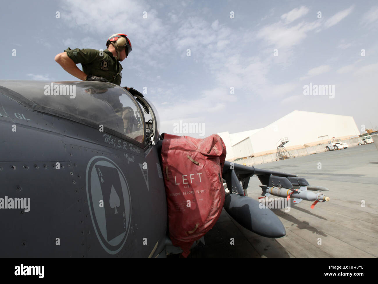 KANDAHAR Flugplatz, Provinz Kandahar, Islamische Republik Afghanistan--Lance Cpl. Michael McKeown, ein Artillerie-Techniker mit Marine Attack Squadron 231 hier bereitet ein AV-8 b Harrier für seine nächste Mission. Die Marines führen den unterschiedlichsten Befindlichkeiten Operatiosn Kontrollen sicherstellen, dass das Flugzeug startbereit ist. Dies ist die Adell, Wisc. stammt aus seiner ersten Einsatz. Vorbereitung auf die nächste Mission DVIDS269291 Stockfoto