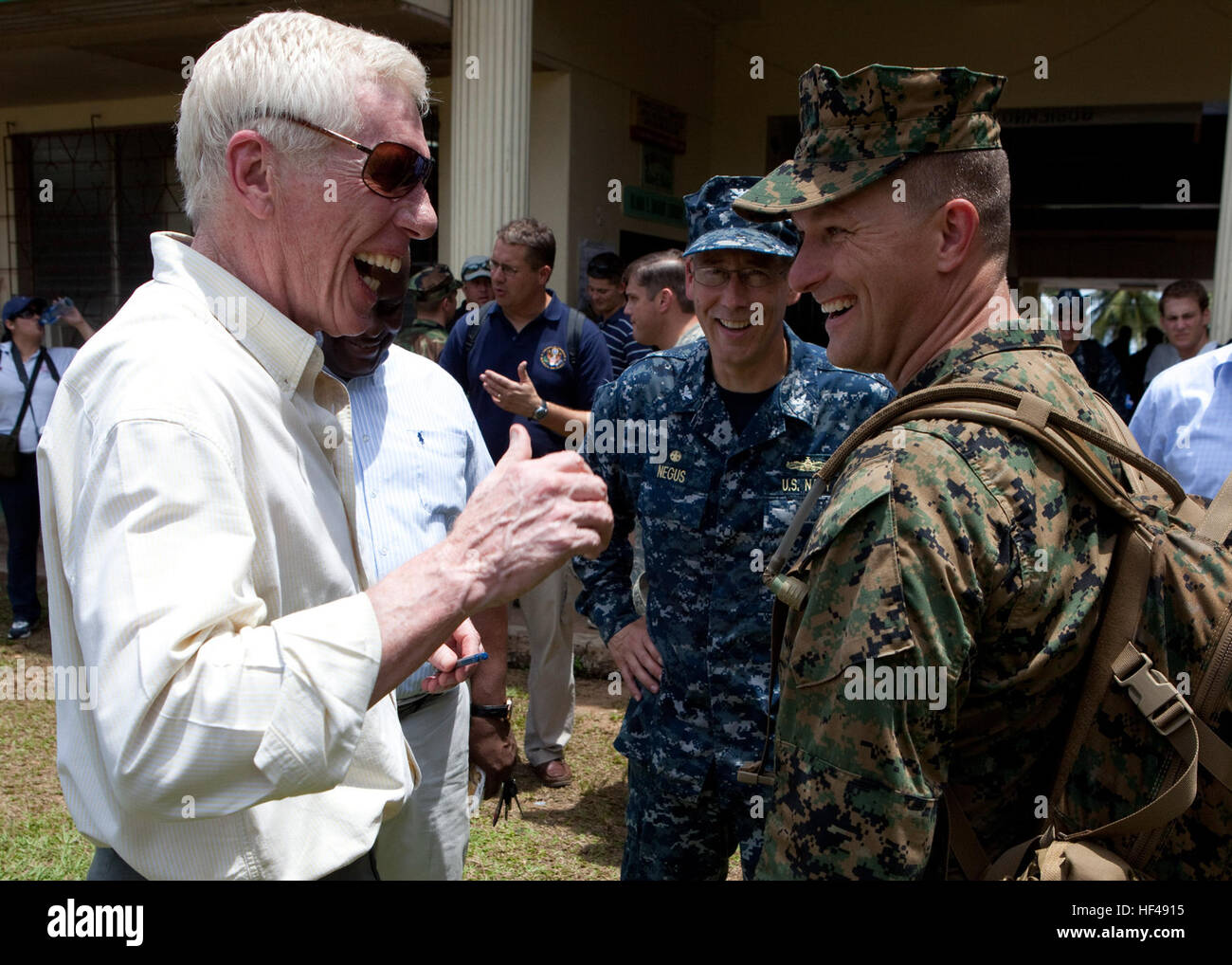 Links nach rechts, Robert J. Callahan, US-Botschafter in Nicaragua, U.S. Navy Captain Thomas M. Negus, Commodore Betrieb weiterhin Versprechen 2010 (CP10) und Marine-Lieutenant-Colonel Chris S. Richie, Kommandierender Offizier der Special-Purpose Marine Air-Ground Task Force CP10, halten eine kurze Diskussion nach der Eröffnungszeremonie der humanitäre Hilfseinsätze an einem medizinischen Standort in Bluefields, Nicaragua, 16. September 2010. Militärangehörige und Zivilisten werden zur Unterstützung der humanitären Hilfe CP10, Katastrophenhilfe und Gegenstand Austausch, Karibik, Mittel- und Südamerika eingesetzt. O Stockfoto