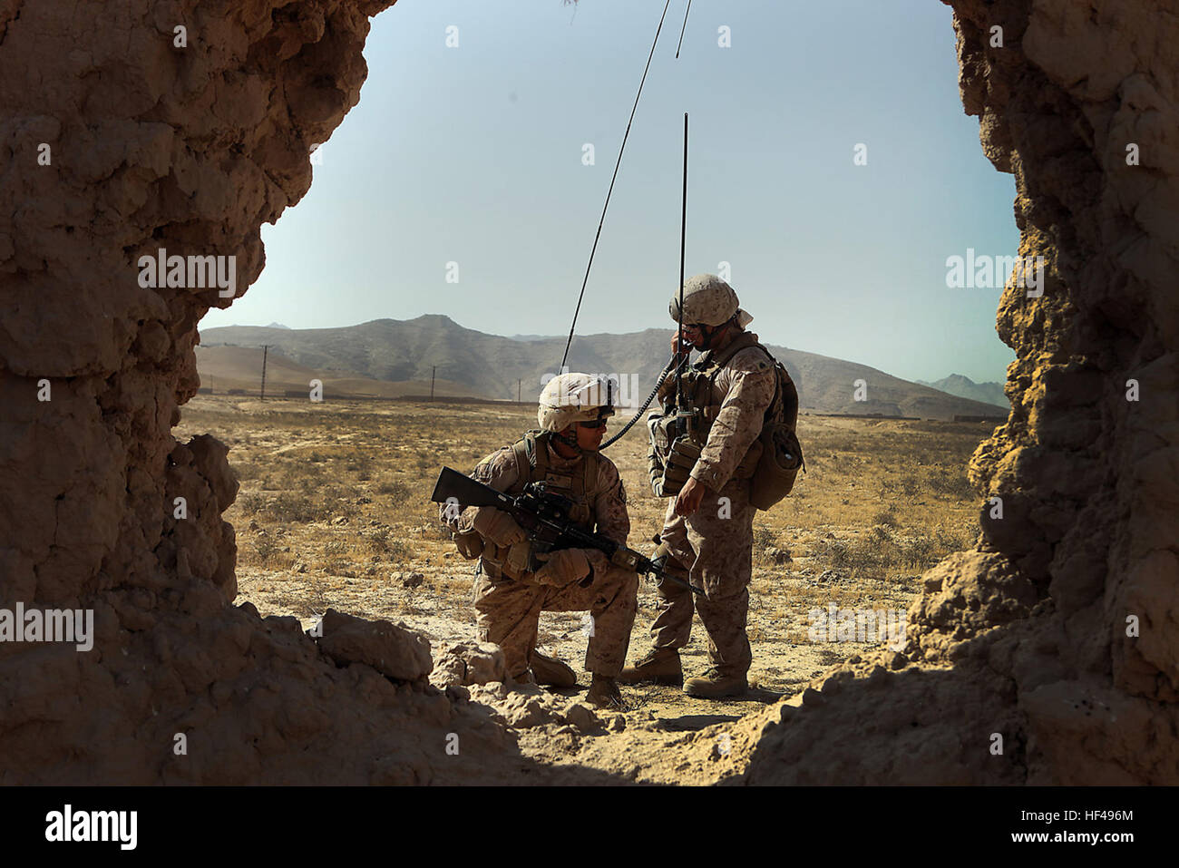 100929-M-0246M-001 Sgt. Aaron Segovia, ein Squad-Leader mit Indien Batterie, 3. Bataillon, 12. Marine Regiment, Regimental Combat Team 2, Radios in ihrer Position während ihre Patrouille in den nördlichen Teil ihrer Fläche von Vorgängen in Kajaki am 29. September 2010.  Die Marines Mission war es, für jede verdächtige Aktivität auf diesem Gebiet zu suchen.  DoD-Foto von CPL. Eugenio Montanez, US Marine Corps.  (Freigegeben) 3. Bataillon 12. Marines Kajaki Bezirk 2010-09-29 Stockfoto