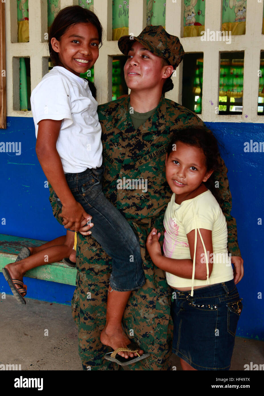 U.S. Marine CPL. Maria D. Jordan, ein Funker aus Panama City, Panama, mit Befehl Element befestigt, Spezial-Marine Air-Ground Task Force anhaltende Versprechen 2010, umarmt Panamas Kinder an einem medizinischen Standort beim übersetzen, in Chiriqui Grande, Panama, Okt. 1. Militärangehörige und Zivilisten sind zur Unterstützung der CP10 Bereitstellung von Medizin, dental, Veterinär, Einsatz technische Unterstützung und Gegenstand Austausch, Karibik, Mittel- und südamerikanischen Nationen. Betrieb weiterhin Versprechen 2010 DVIDS325845 Stockfoto