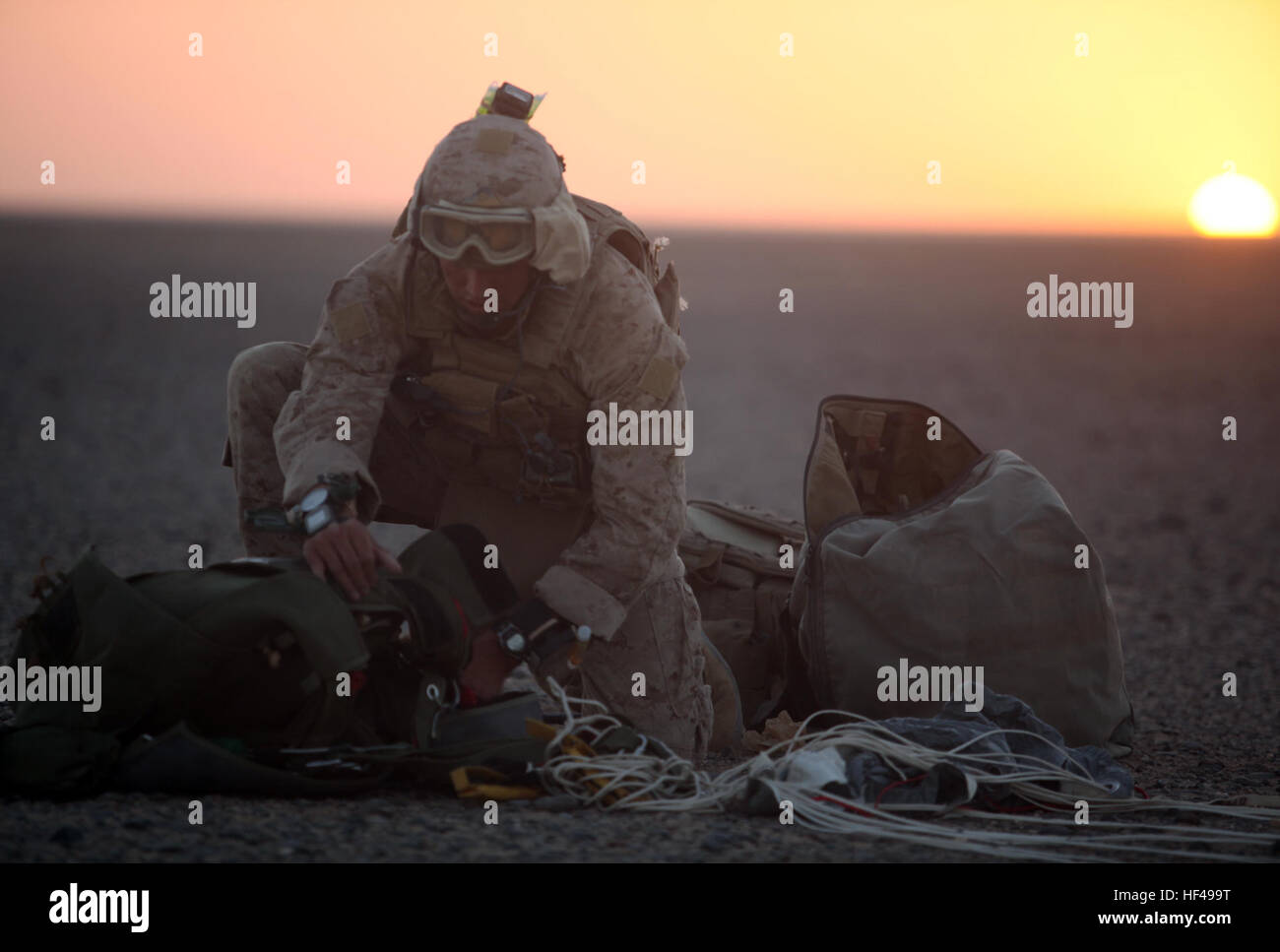 Sgt. Alberto Guevara, Bravo Stabskompanie, 1st Reconnaissance Battalion, 1. Marineabteilung (vorwärts), festigt seine Ausrüstung nach dem Sprung aus einer c-130 über Camp Dwyer, Afghanistan, 5. Oktober 2010. Der Betrieb wurde entwickelt, um auf militärischen Fallschirmspringen konzentrieren, Aufklärung zu patrouillieren und Wartung der Fallschirm legen Sie Kompetenz. Das Gerät wird in Afghanistan bereitgestellt Durchführung von Counter-Insurgency Operationen zur Unterstützung der International Security Assistance Force. Alberto ist ein Eingeborener von Edison, NJ (US-Marines Foto von Hesekiel R. Kitandwe /Released SSgt.) Flickr - DVIDSHUB - Recon Marines Stockfoto