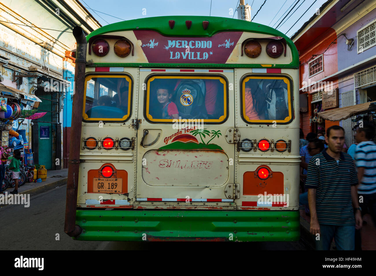Granada, Nicaragua - 2. April 2014: Die Rückseite des ein öffentlicher Bus in einer Straße von der Kolonialstadt Granada in Nicaragua Stockfoto Granada, Nicaragua - 2. April 2014: Die Rückseite des ein öffentlicher Bus in einer Straße von der Kolonialstadt Granada in Nicaragua Stockfoto