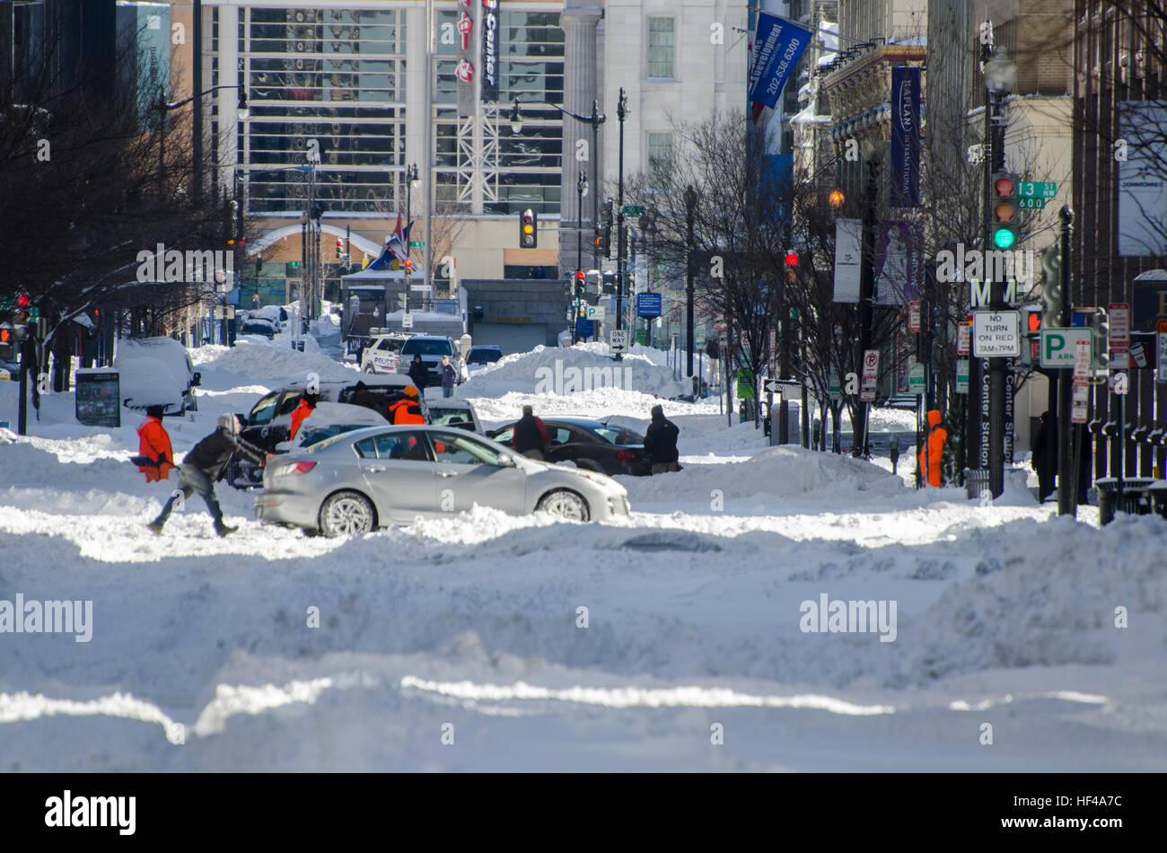 Drücken ein Auto durch den Schnee auf eine Stadt Straße in Washington DC. Stockfoto