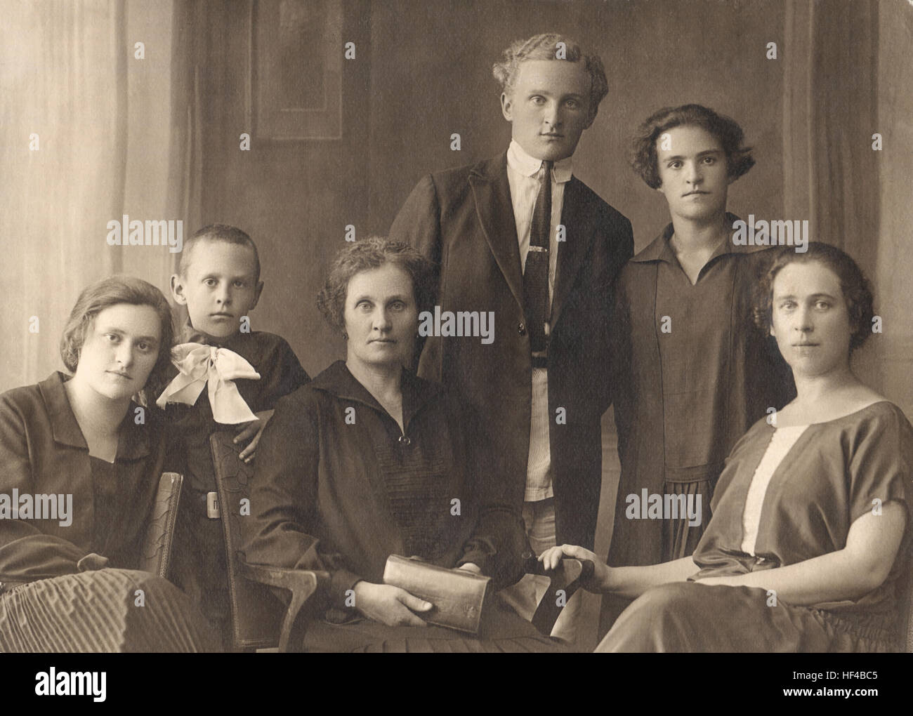 Die deutsche Familie von UdSSR. Ganze Familie sind in Sibirien deportiert, 1941-1942. Retro-Foto, ca. 1925, USSR Stockfoto