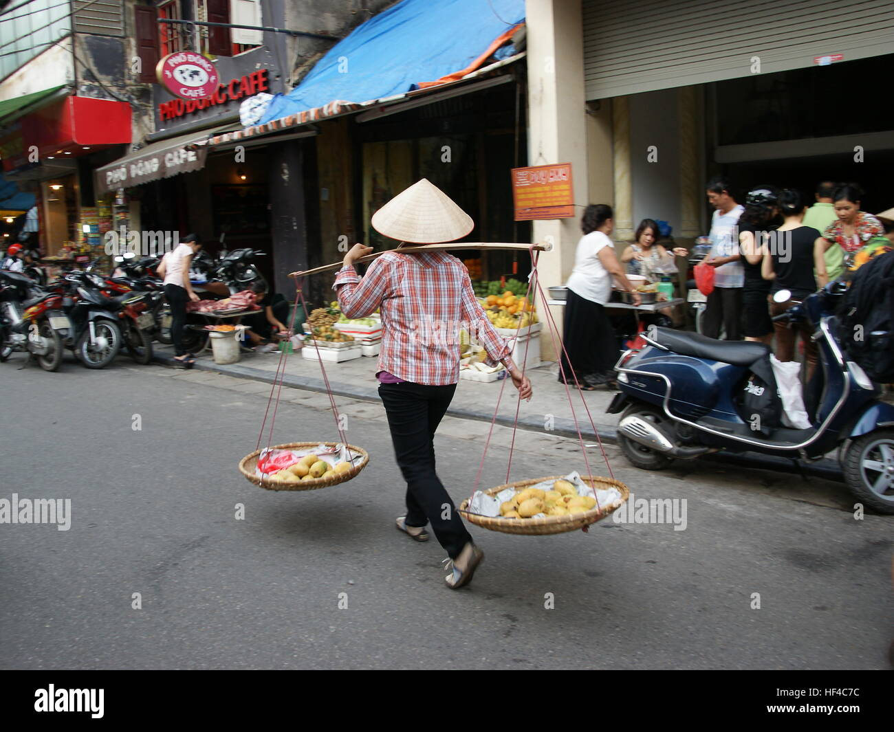 Händler-Frucht. Nord-Vietnam, Hanoi. Die Straßen von Hanoi. 3. Mai 2013 Stockfoto