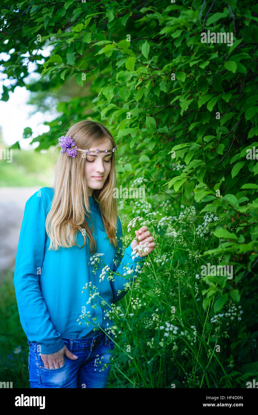 junge schöne Frau mit Kranz auf dem Kopf herein der Sommerpark Stockfoto