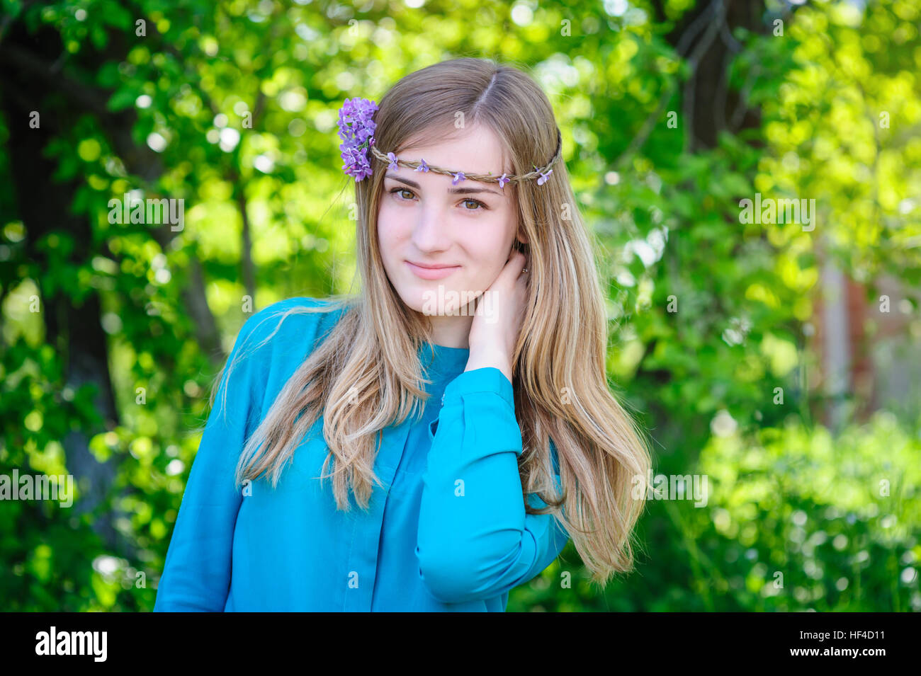 junge schöne Frau mit Kranz auf dem Kopf herein der Sommerpark Stockfoto