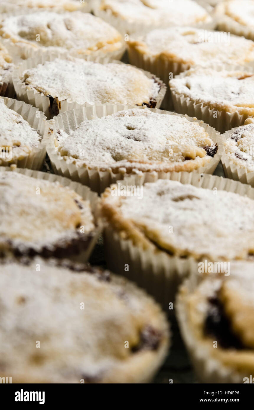 Hausgemachte Hackfleisch-Kuchen auf ein Kuchengitter. Stockfoto