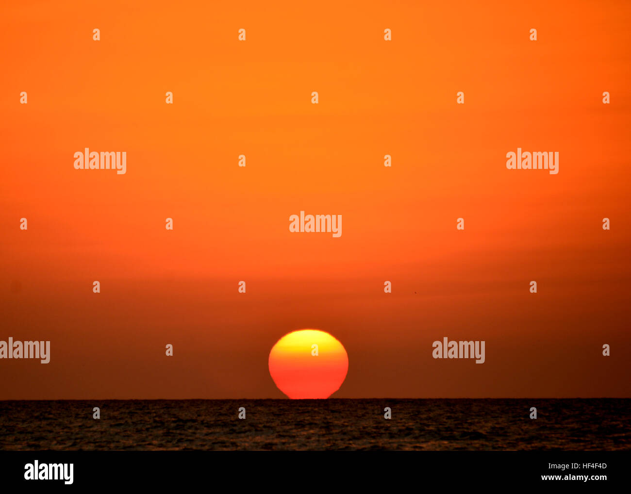 Große Sonne Sonnenuntergang am Strand, Meer Stockfoto