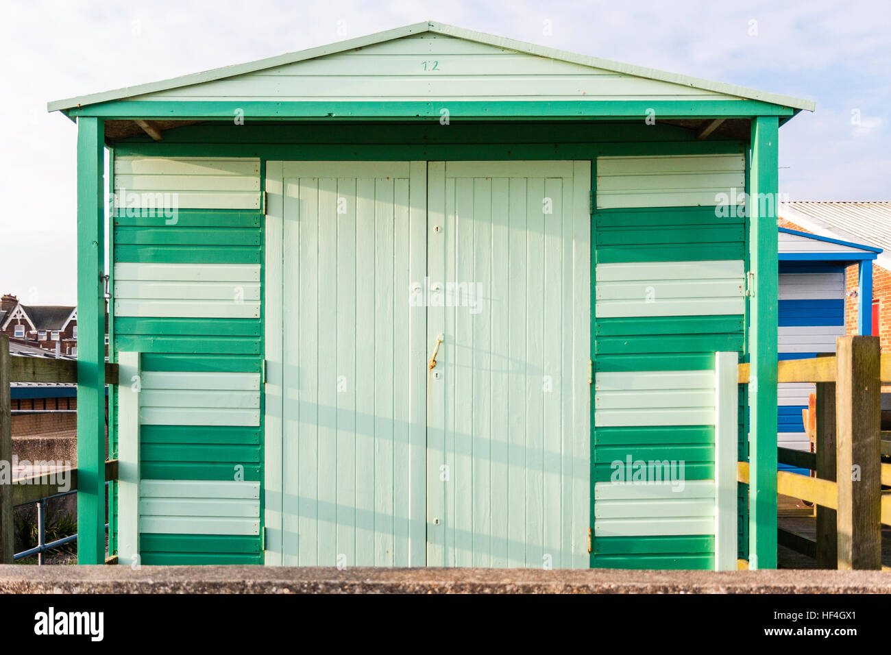 England, Whitstable. Hütte am Meer, lackiert in zwei Schattierungen von Grün, gesperrt. Vorderansicht. Stockfoto
