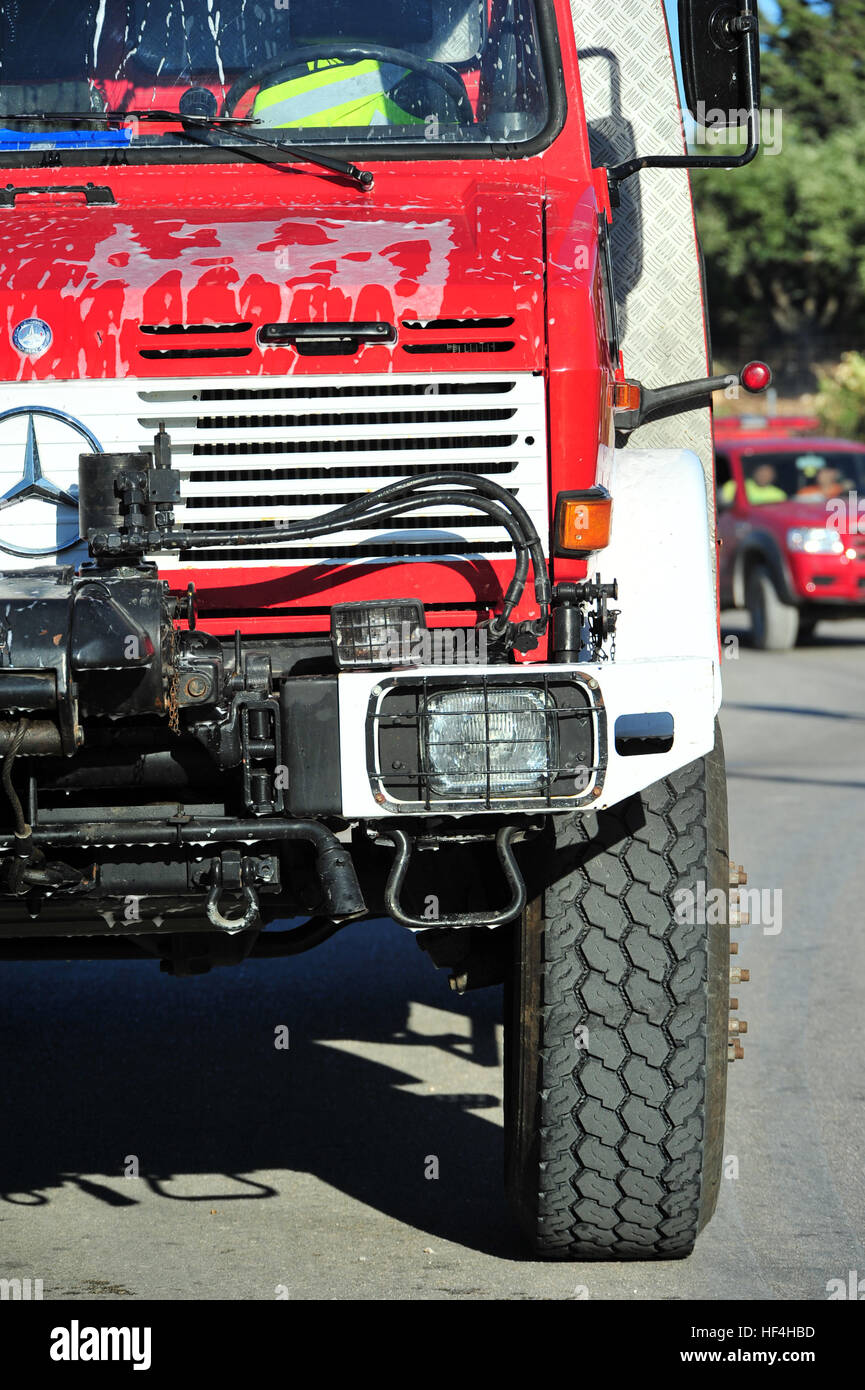 Zakynthos Griechenland 3. Juli: Feuerwehr in Aktion zu Makris Gialos kleinen Wald in der Nähe des Meeres niedrigen Brand am 03. Juli 2013 in Zakynthos, Griechenland Stockfoto