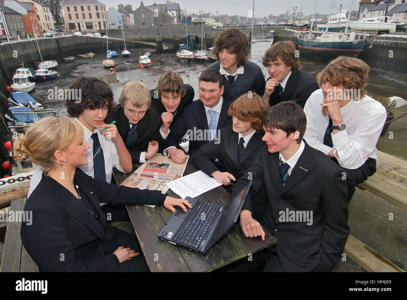 Studenten der Castle Rushen Schule, castletown, Insel Man, Mitglieder der Aktien Club, mit Lehrern im Hafen Stockfoto