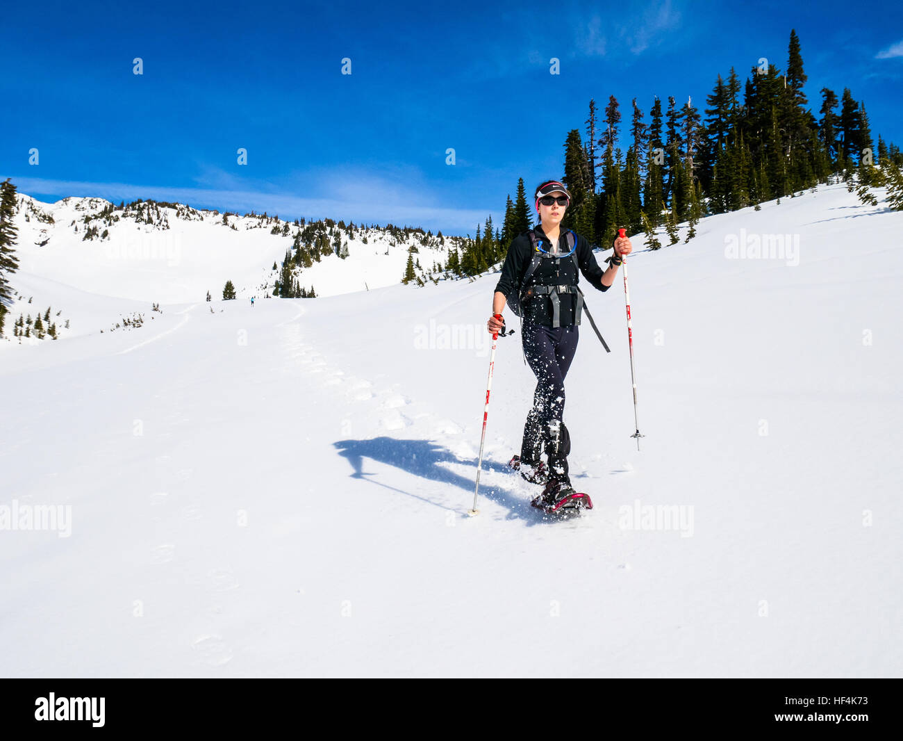 Eine junge Frau, Schneeschuhwandern in den Bergen des Mount (Mt) Rainier-Nationalpark Stockfoto