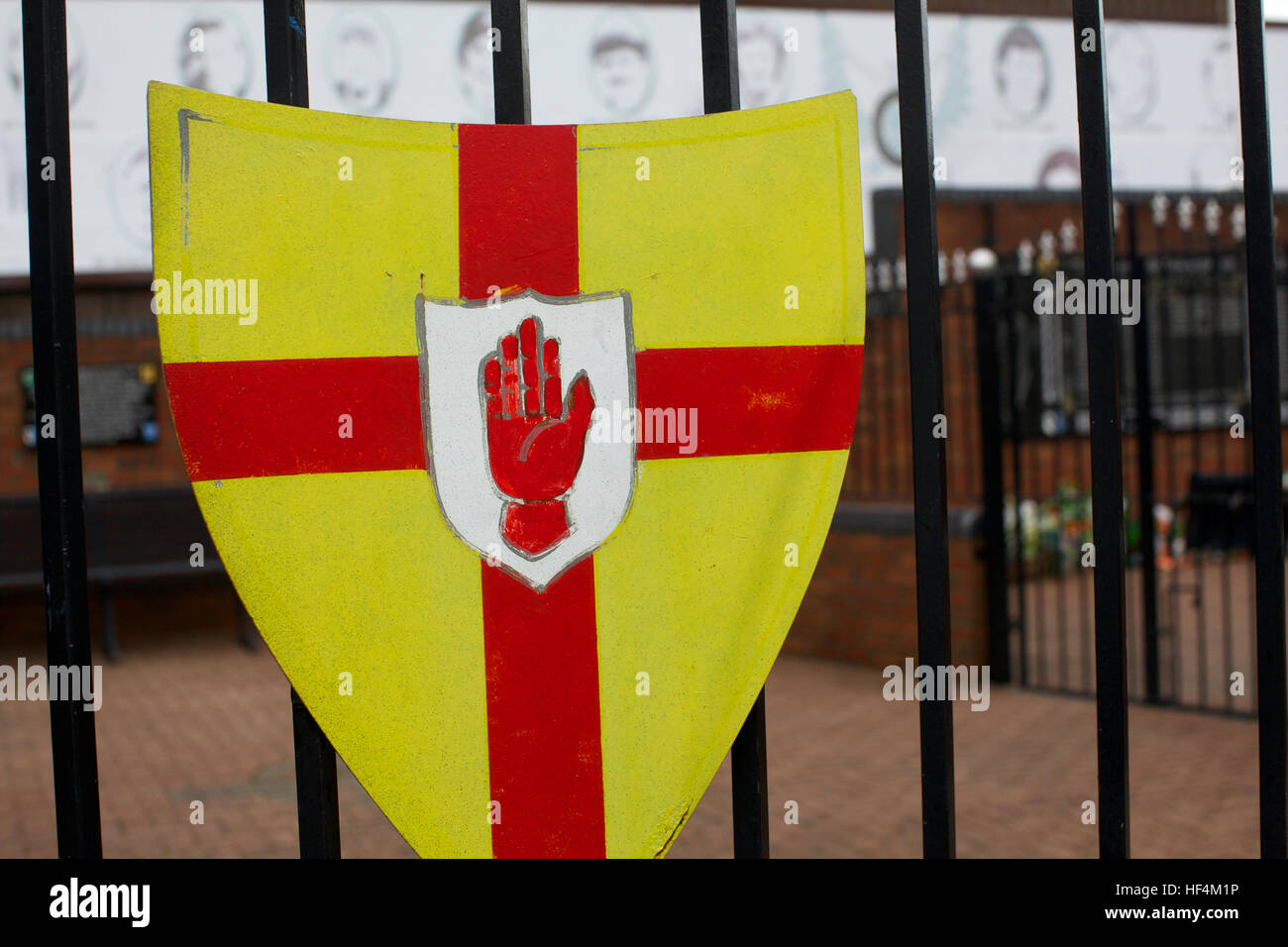 Die Ehre-Tour der Ira Soldaten - 08/01/2012 - Nordirland / Ulster / Belfast - rote Hand und gelbe Scud, Symbol für Gewerkschafter von Belfast - Olivier Goujon / Le Pictorium Stockfoto