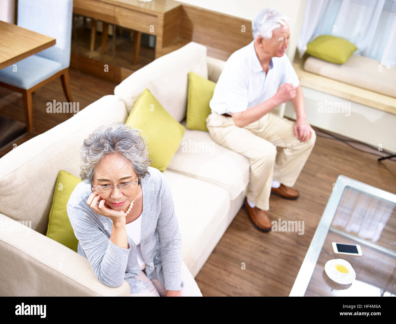 Senior asiatischen paar Beziehung Probleme miteinander, erhöhte Ansicht wütend. Stockfoto