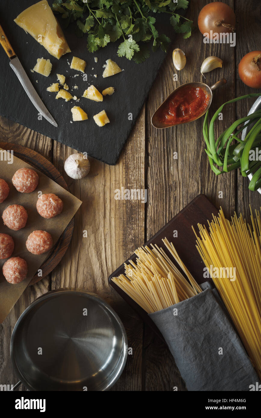 Zutaten für Kochen Spaghetti, Frikadellen mit Käse und frischen Kräutern vertikale Textfreiraum Stockfoto