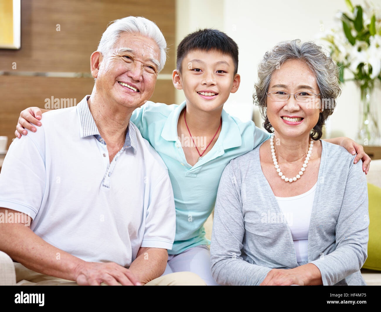 Porträt von glücklich asiatischen Großeltern und Enkel, Blick auf die Kamera zu Lächeln. Stockfoto