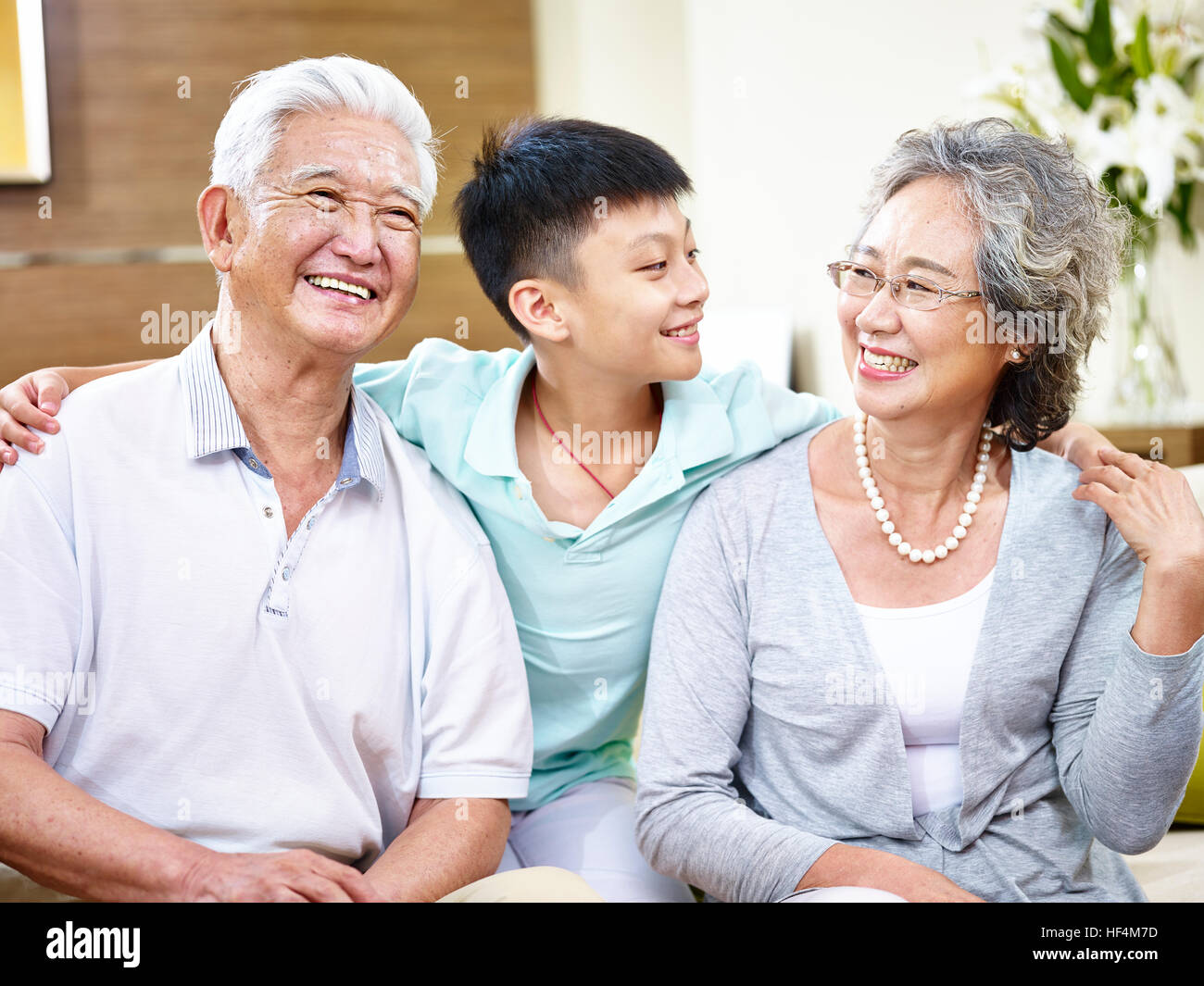 Porträt von glücklich lächelnde asiatische Großeltern und Enkel. Stockfoto