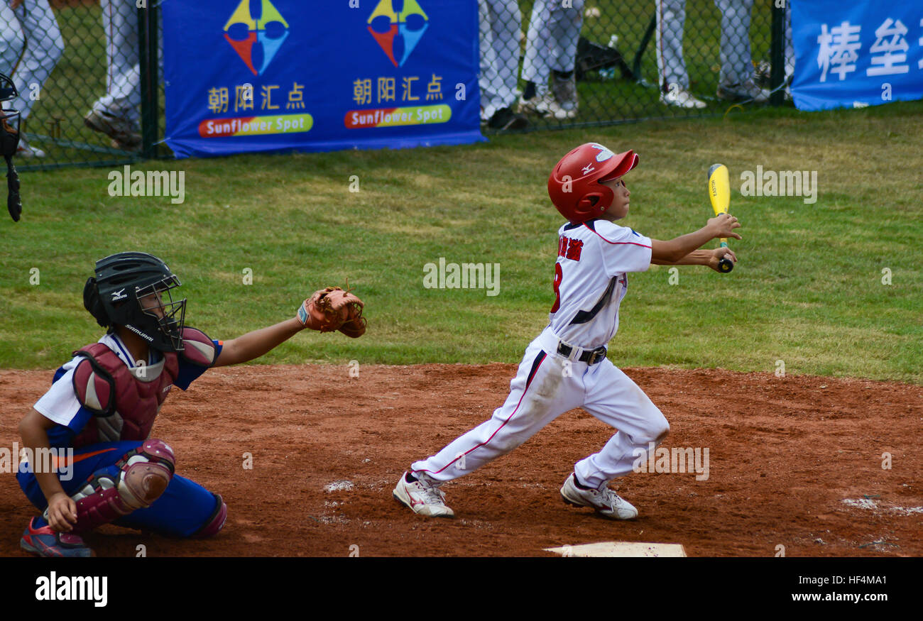 ZHONGSHAN, GUANGDONG, China - Oktober 27:unknown Teig den Ball in einem Baseballspiel am 27. Oktober 2016 treffen. Stockfoto