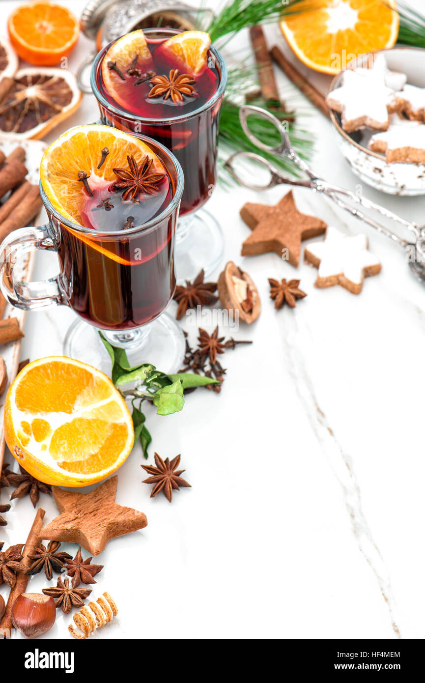 Glühwein Wein Zutaten auf hellem Hintergrund. Roter Punsch mit Früchten und Gewürzen. Weihnachts-Essen und Getränke Stockfoto