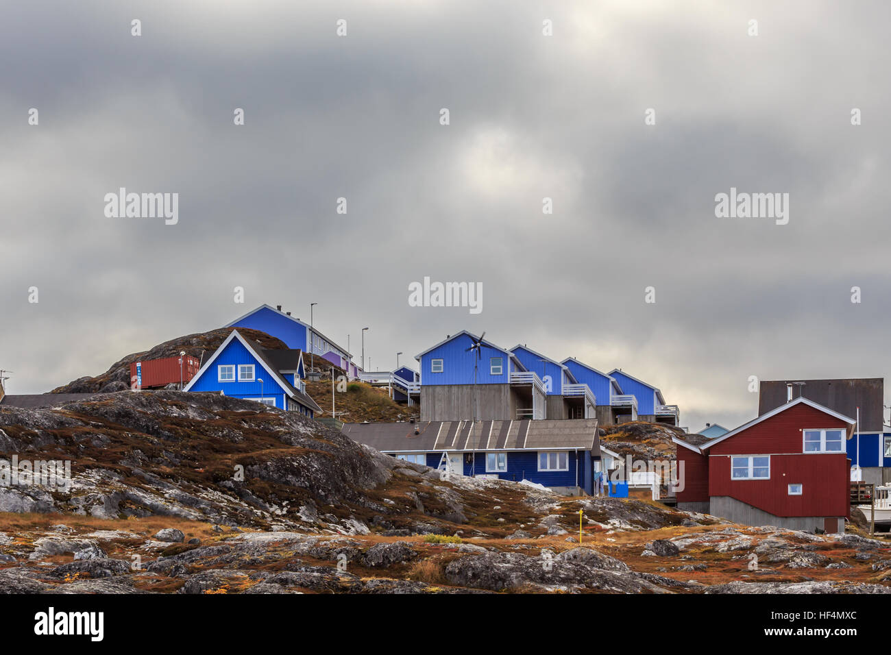 Bunte Häuschen versteckt zwischen den Steinen im Vorort der Stadt Nuuk, Grönland Stockfoto