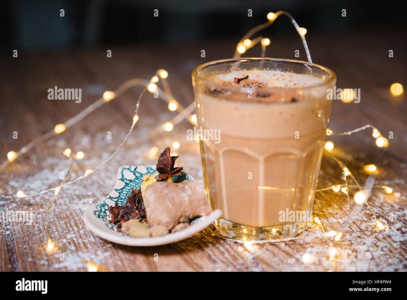 Honig-Kürbis Gewürz-Latte mit Sahne Eis. die Tönung. selektiven Fokus Stockfoto