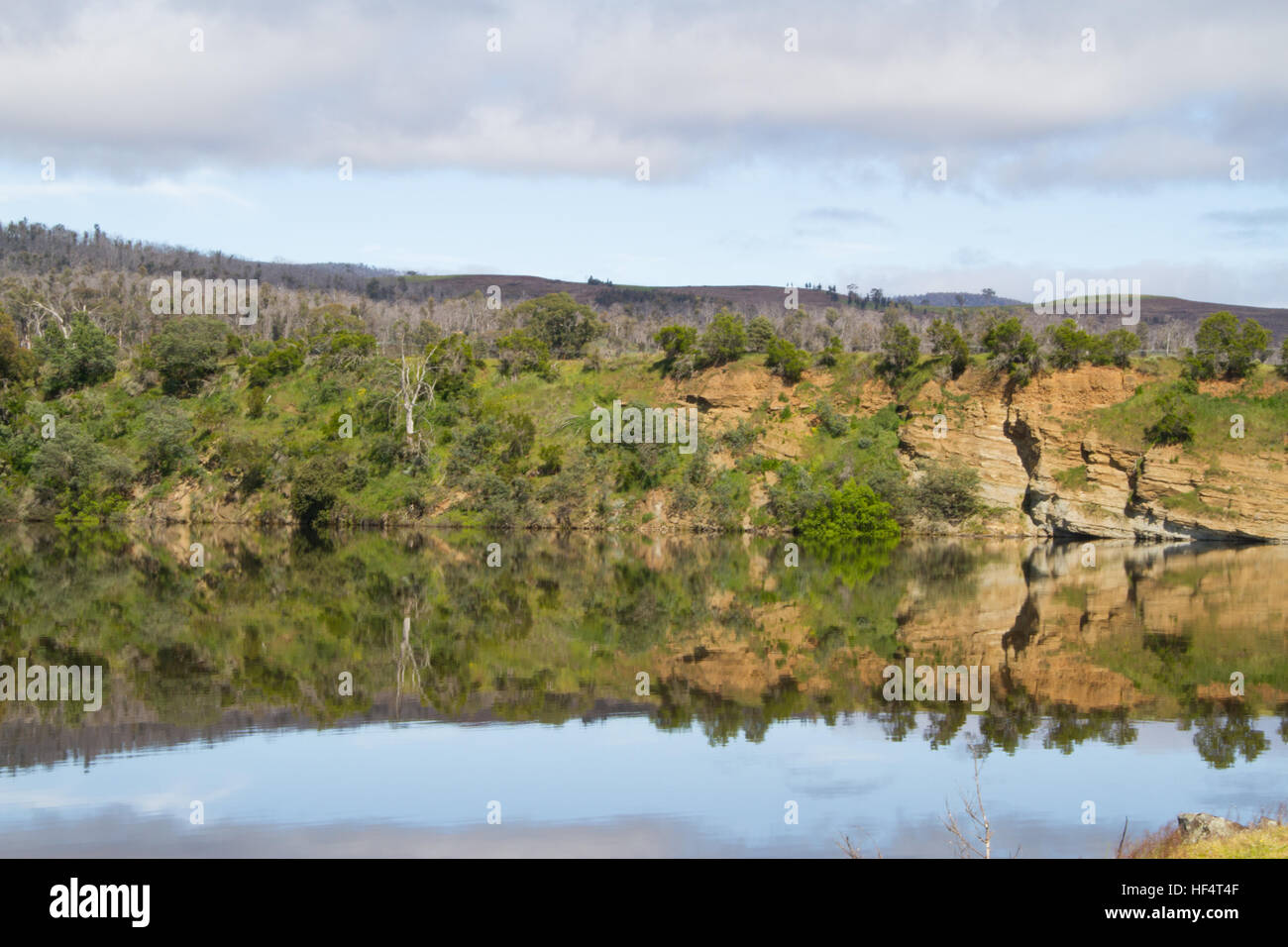 Reflexionen über einem tasmanischen See Stockfoto