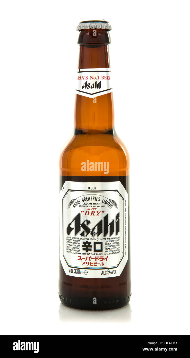 Asahi Super Dry Bier Flasche auf weißem Hintergrund, Asahi ist Japans Nummer eins Bier Stockfoto