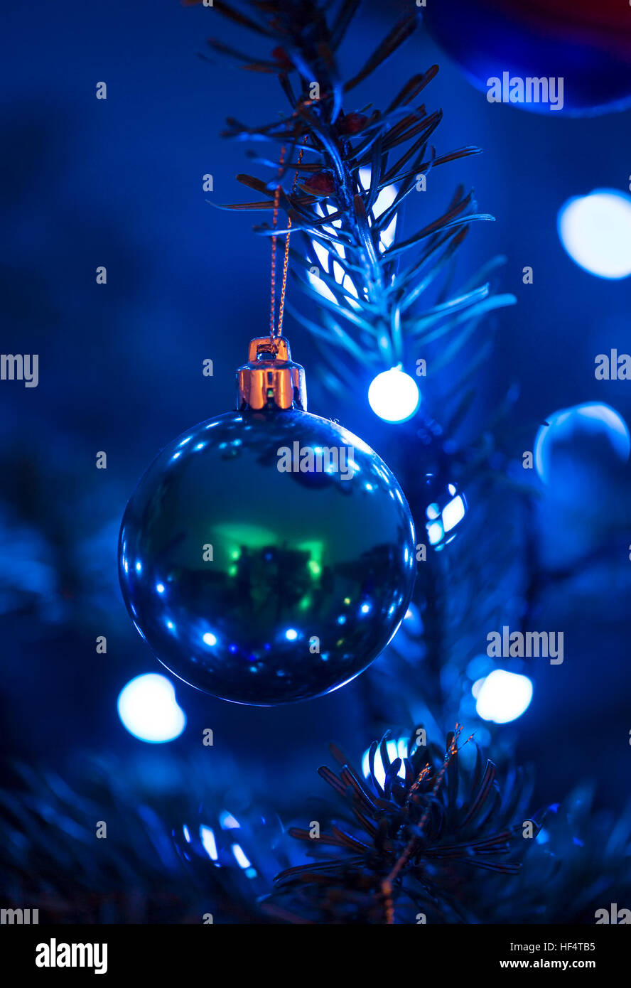 Nahaufnahme von einer Weihnachtskugel auf einen Weihnachtsbaum mit flachen Depth of Field Stockfoto