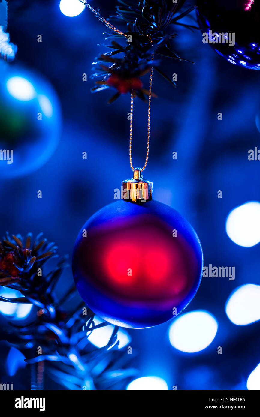 Nahaufnahme von einer Weihnachtskugel auf einen Weihnachtsbaum mit flachen Depth of Field Stockfoto