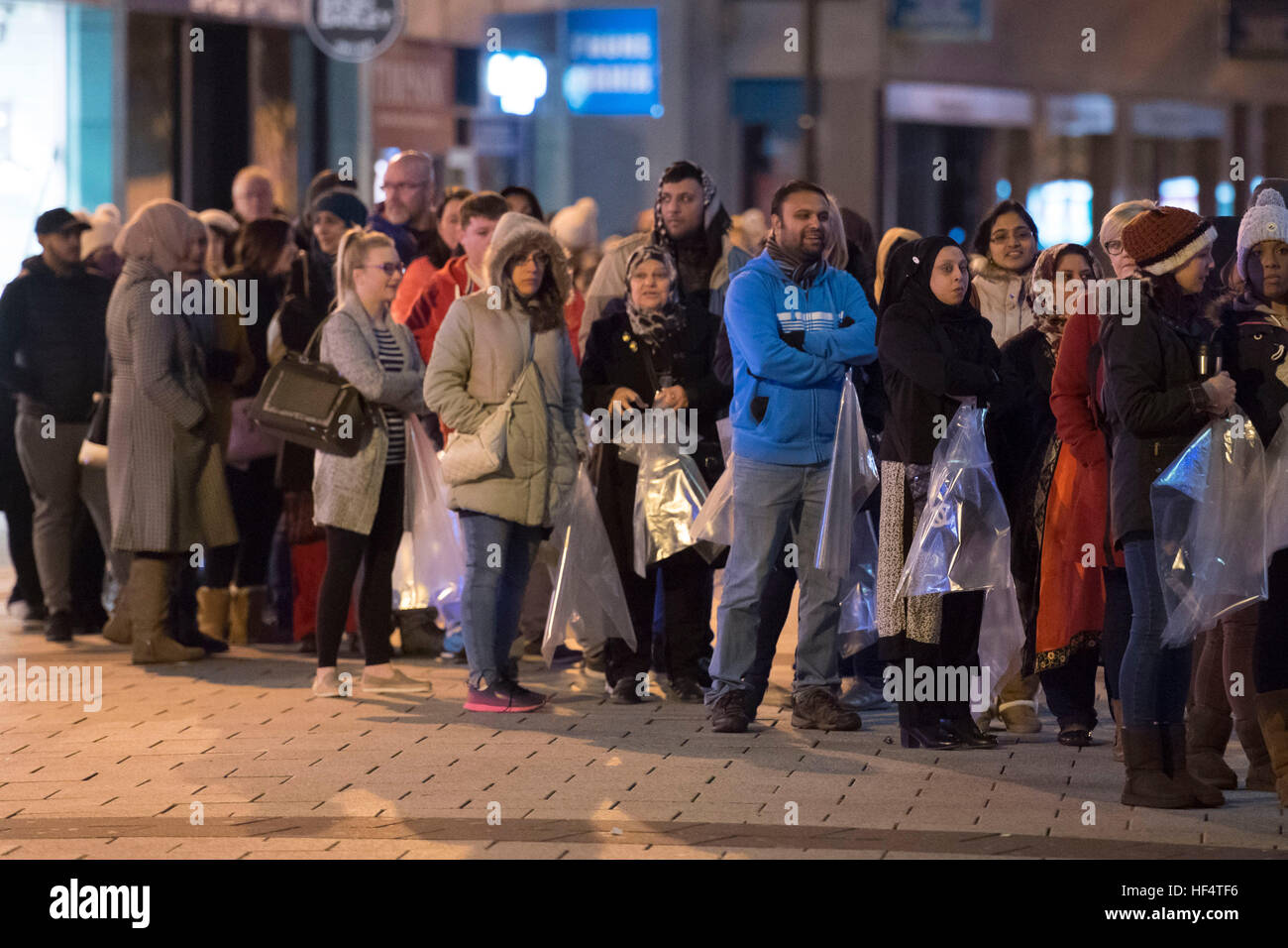 Shopper-Warteschlange vor dem nächsten Geschäft auf der Queen Street, Cardiff, von 01:00 für den nächsten Weihnachtstag Verkauf. Stockfoto