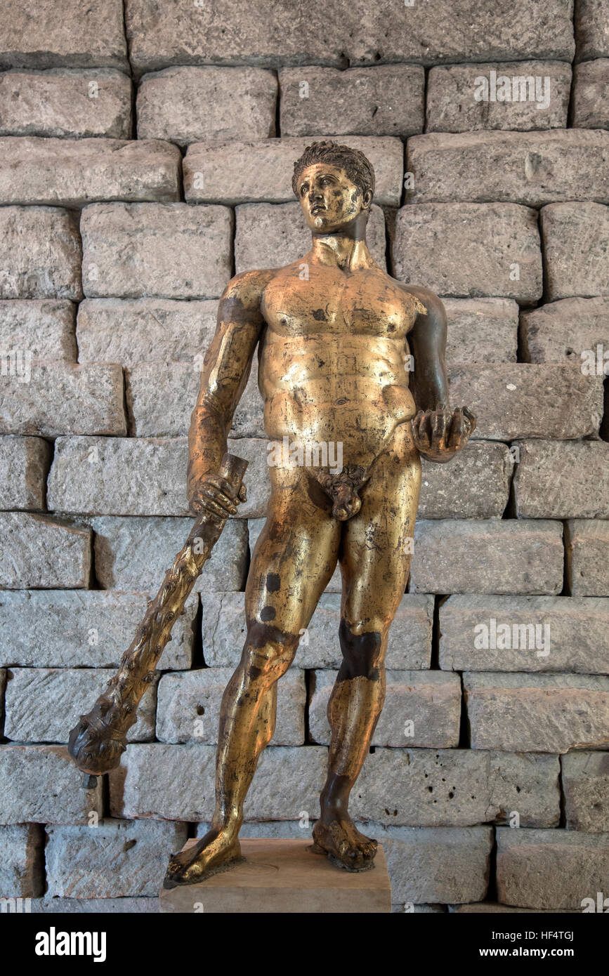 Young Hercules gegen alten Grundlage der Tempel des Jupiter Kapitolinischen Archäologisches Museum von Rom Italien Stockfoto
