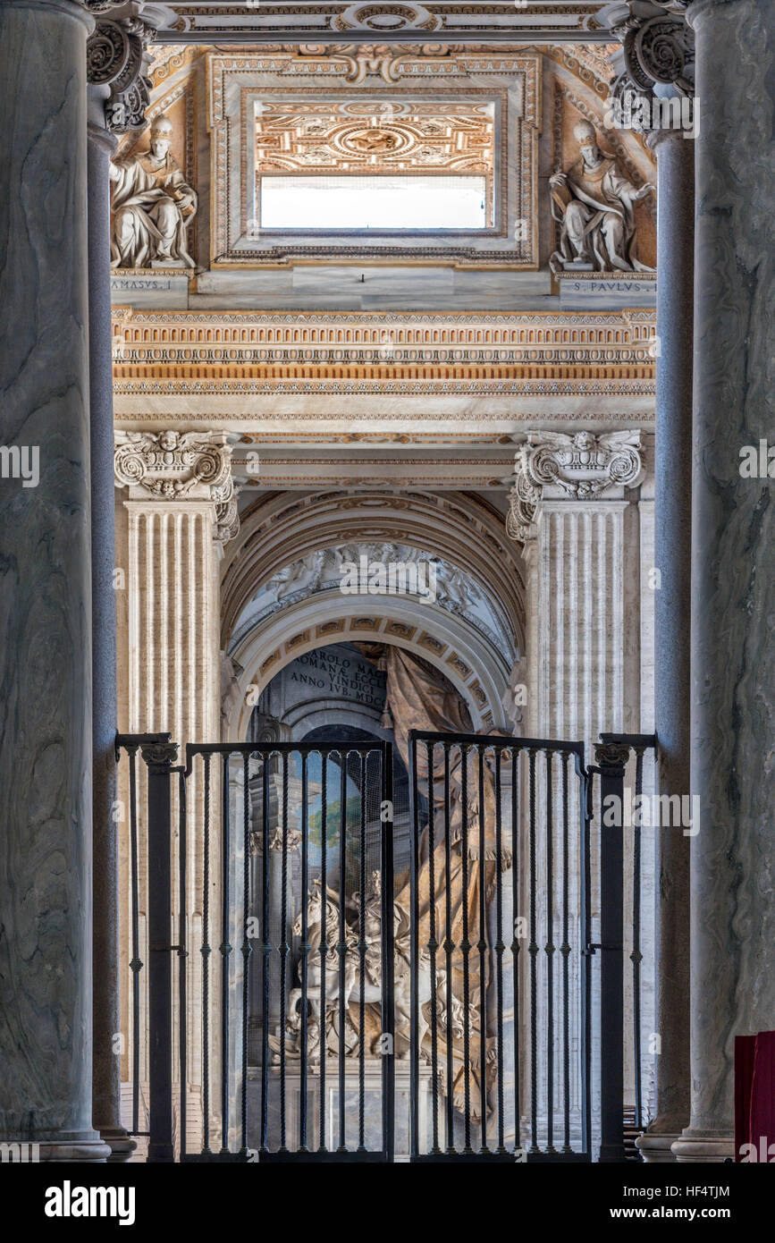 Detail des San Pietro Kathedrale Spalten in der Nähe von Eingang Rom Italien Stockfoto