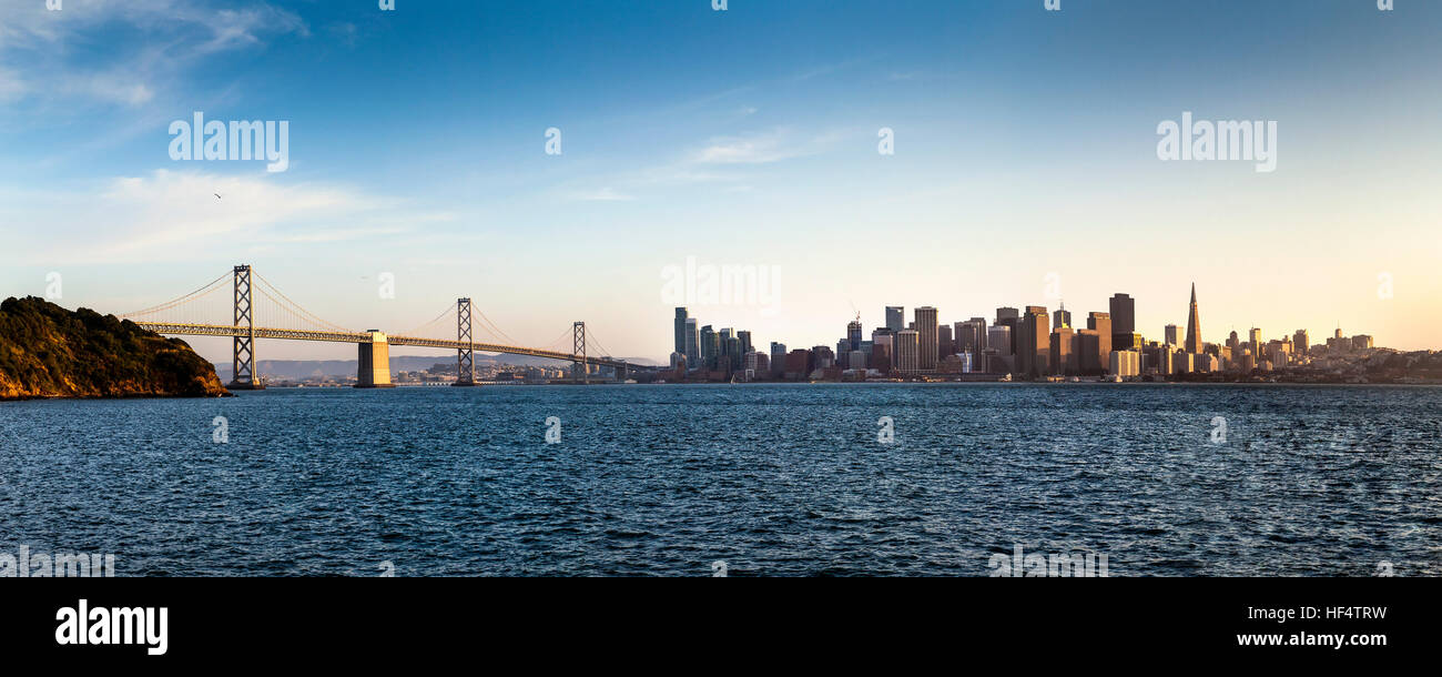 Skyline von San Francisco mit Bay Bridge Stockfoto