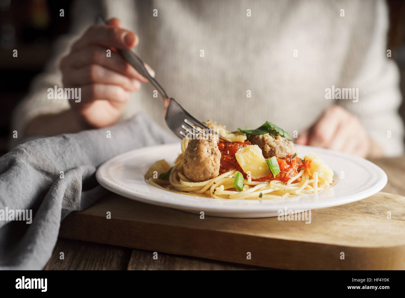 Frau Essen Spaghetti mit Fleischbällchen horizontale Stockfoto