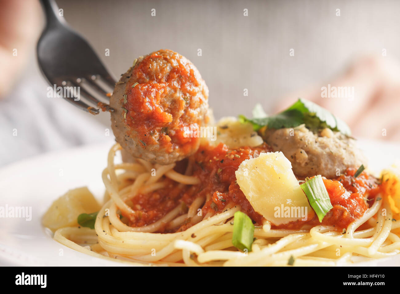 Spaghetti mit Fleischbällchen horizontale nah zu essen, bis Frau Stockfoto